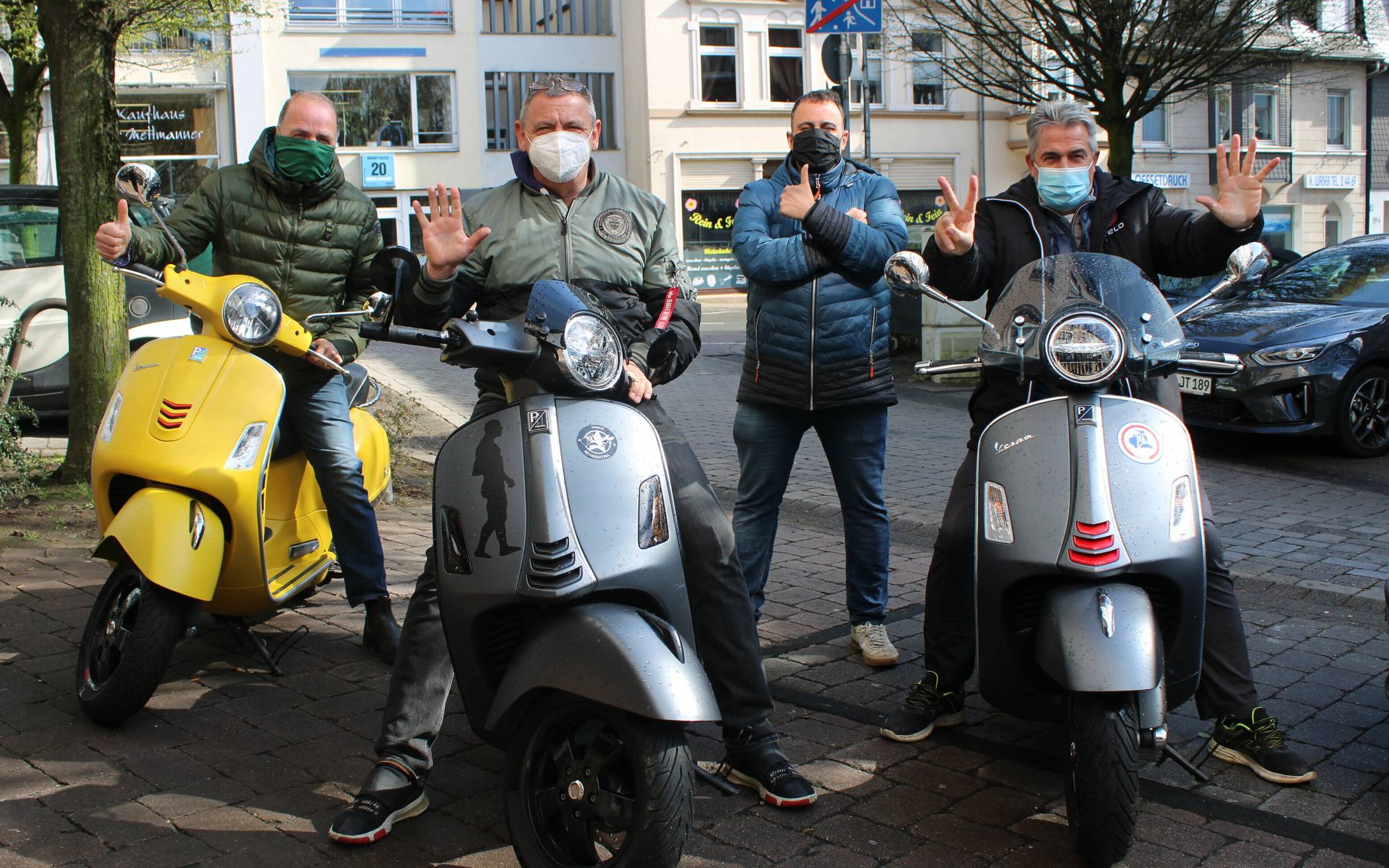 Dicke Freunde und leidenschaftliche Rollerfahrer,  (von