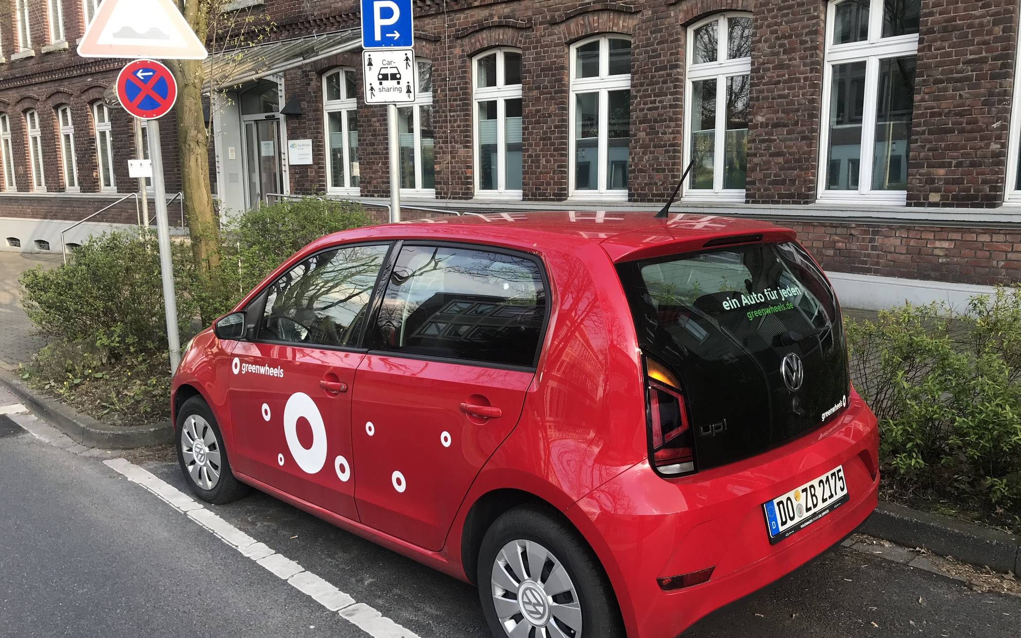  Der Wagen von Greenwheels steht vor dem Gebäude der Kreisverwaltung an der Düsseldorfer Straße.  