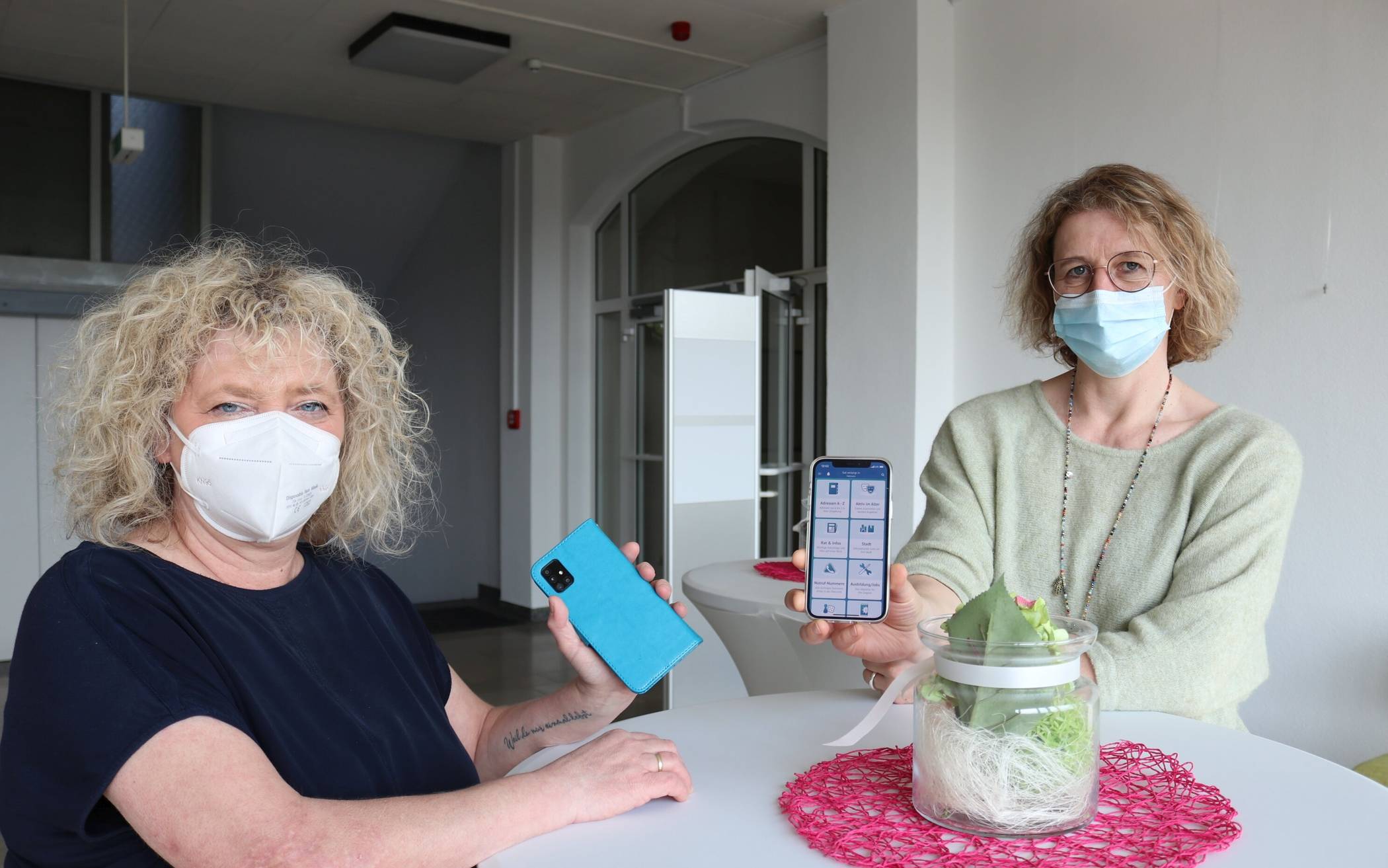  Bürgermeisterin Sandra Pietschmann und Sozialamtsleiterin Anja Karp sind von der App begeistert. 
  