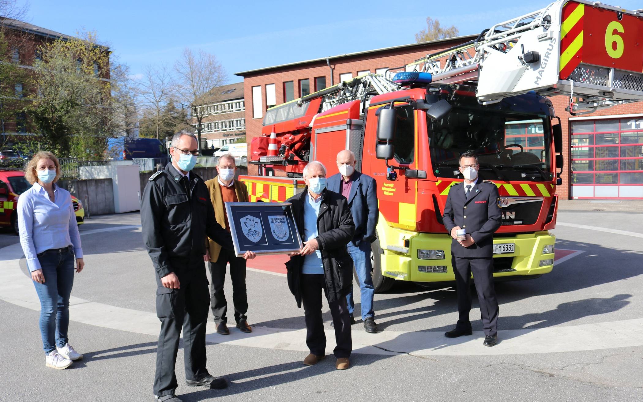  Ekrem Usanovic und Marco Zerweiss, der Leiter der Feuerwehr, halten das Geschenk der Stadt Gorazde. Bei der Übergabe waren Bürgermeisterin Sandra Pietschmann, Ulrich Hogenschurz, 1. Vorsitzender des Freundschaftsvereins Mettmann-Gorazde (2.v.r.), Klaus Müller, 2. Vorsitzender des Freundschaftsvereins (3.v.l.), und Matthias Mausbach, Amtsleiter Feuerschutz und Rettungswesen und stellvertretener Leiter der Feuerwehr, dabei. 