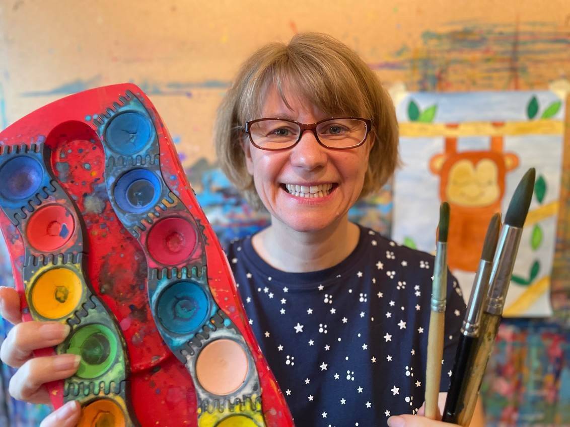  Diana Schalthöfer leitet Kinder zum kreativen Umgang mit Pinsel und Farbe an.  