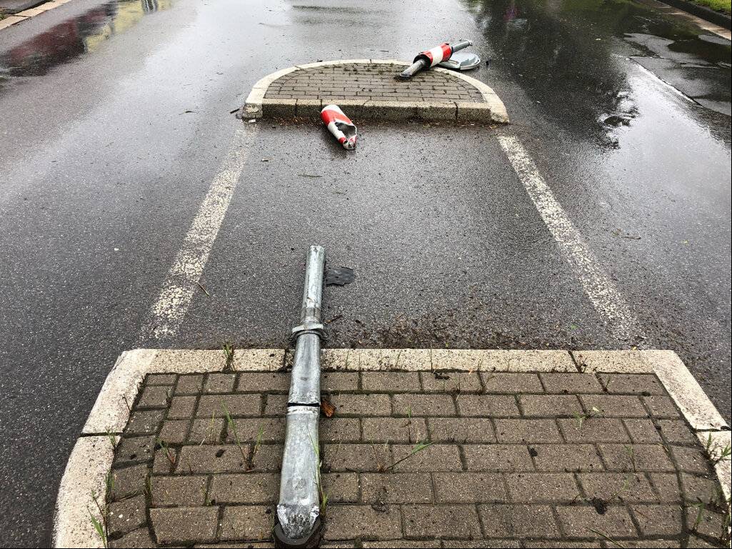 2,7 Promille: Frau fährt über Verkehrsinsel und verursacht mehrere Tausend Euro Schaden bei Alleinunfall