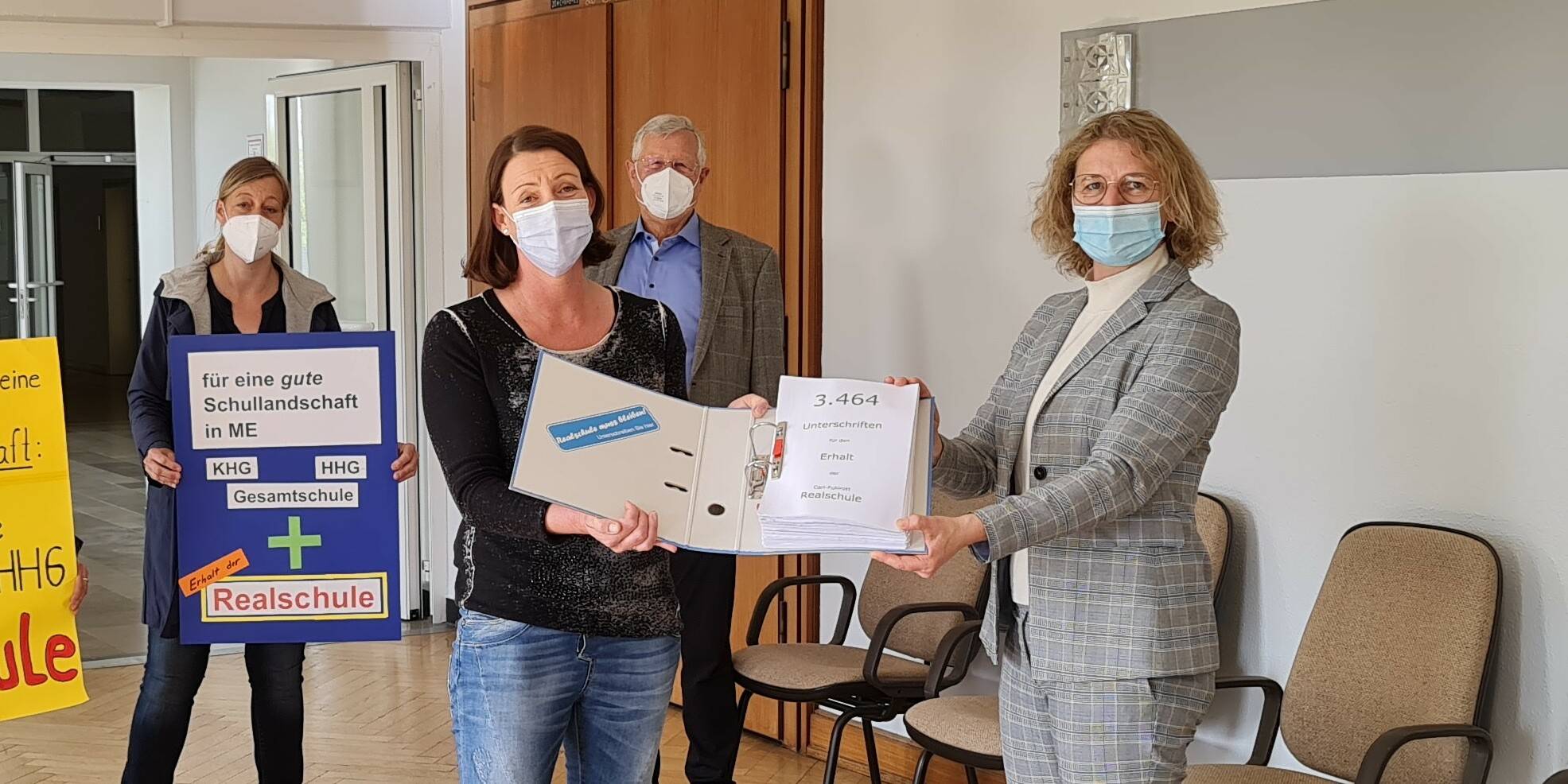  Dr. Regina Lenz überreicht Bürgermeisterin Sandra Pietschmann den Aktenordner mit 3464 Unterschriften zum Bürgerbegehren Erhalt der Realschule. 