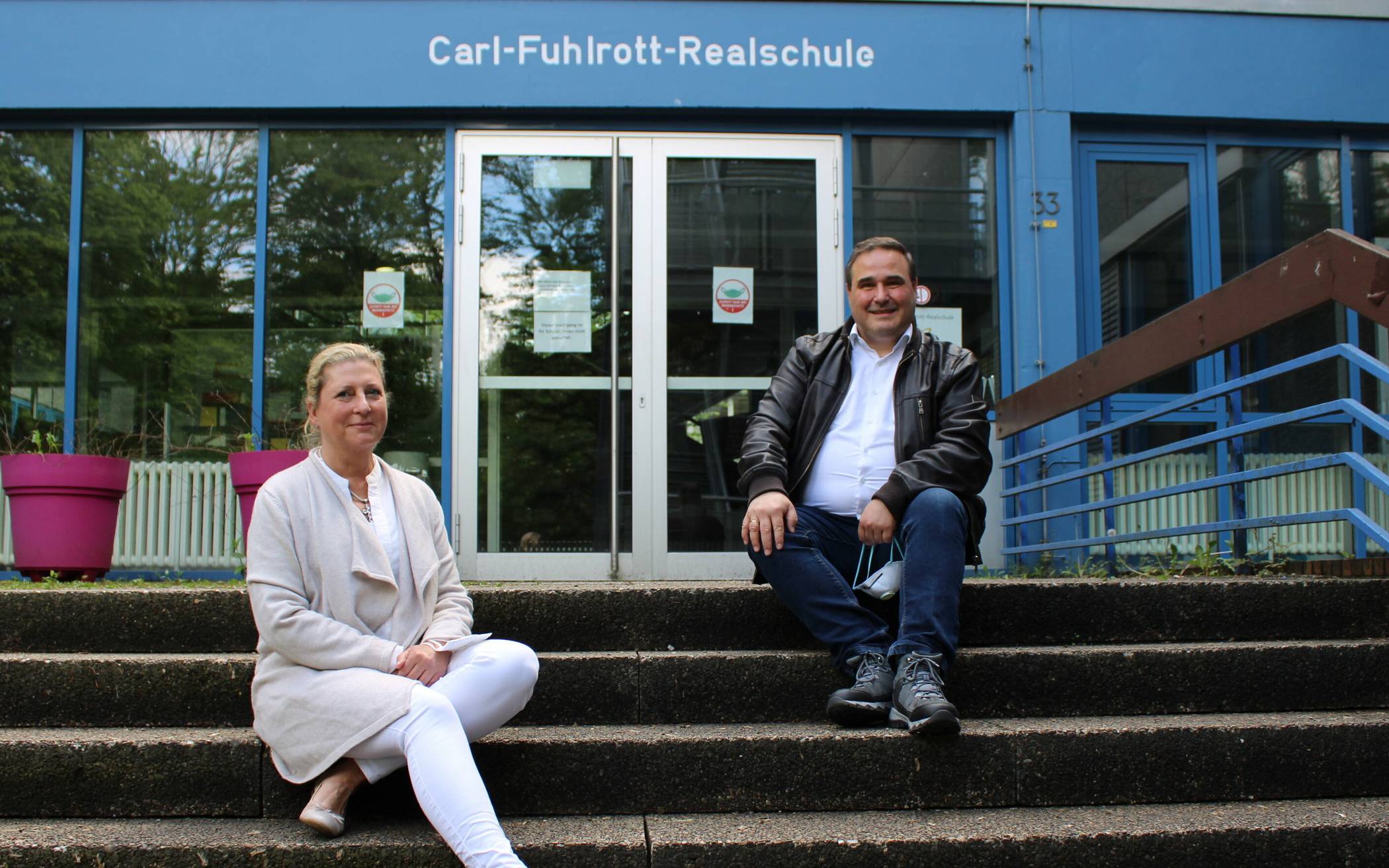  Petra Ullrich und Uwe Wieczorek vor dem Eingang der Realschule. Die beiden sind im Organisationsteam für das Klassentreffen und waren während der Schulzeit in einer Clique. 