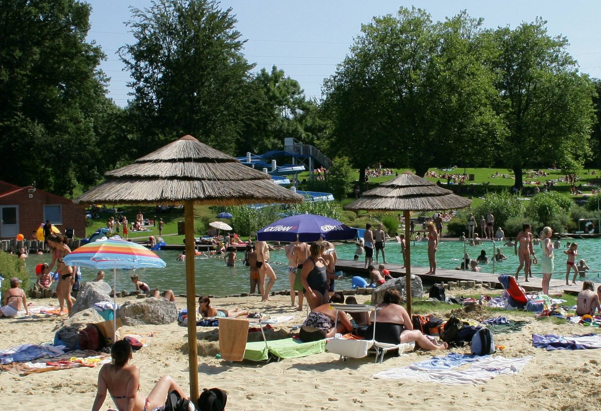  Das Naturfreibad in Mettmann ist bei schönem und unter normalen Umständen rappelvoll.   