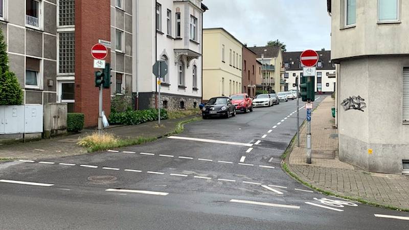  Fahrradfahrer dürfen hier einbiegen. 