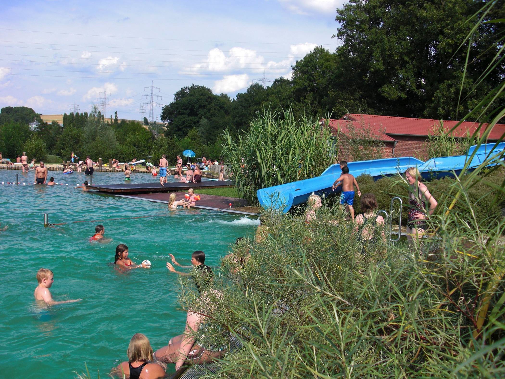  Badespaß im Naturfreibad. 