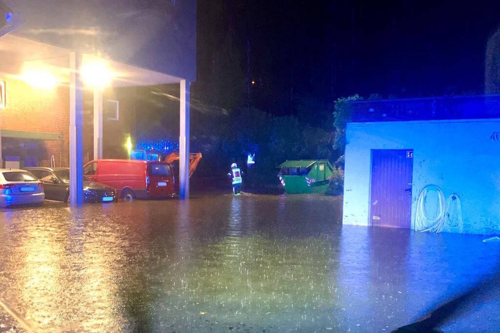 Anhaltende Regenfälle sorgen für vollgelaufene Keller: Ersthelfer retten eingeklemmte Frau vor dem Ertrinken