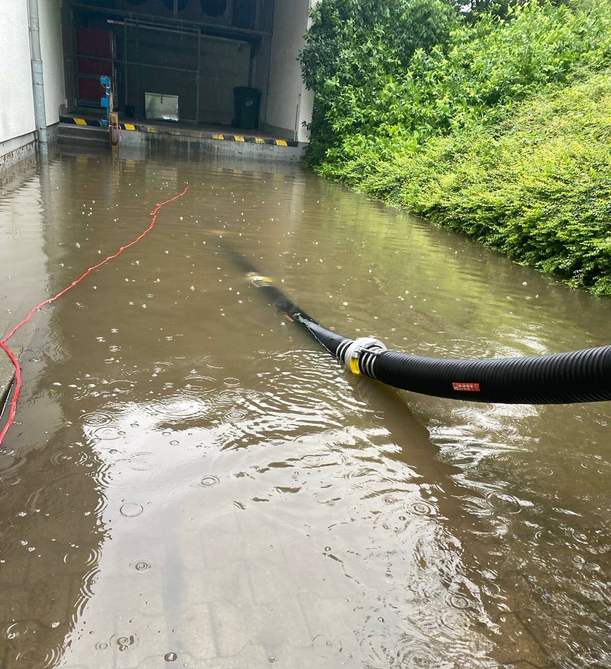 Anhaltende Regenfälle sorgen für vollgelaufene Keller: Ersthelfer retten eingeklemmte Frau vor dem Ertrinken