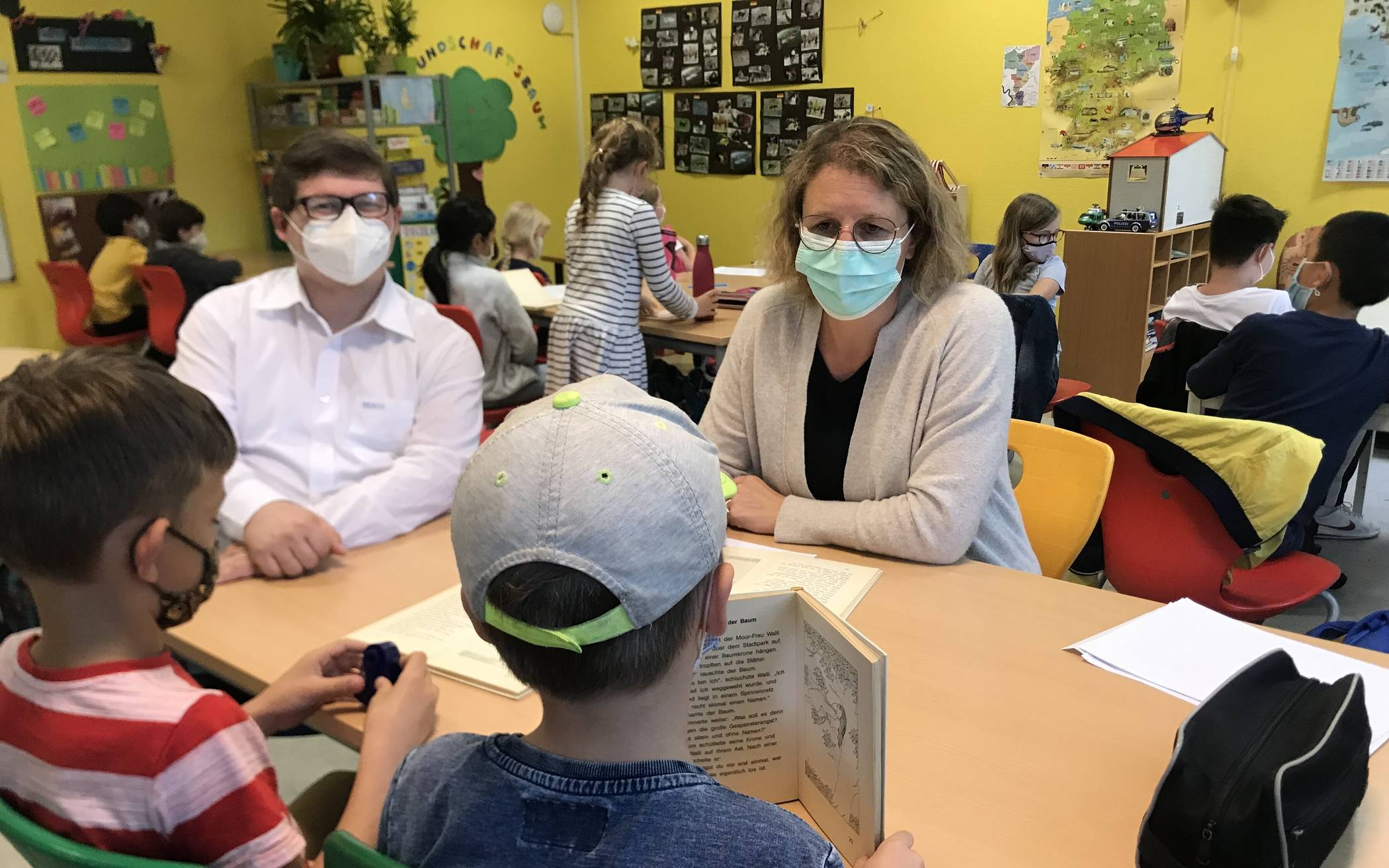  Bürgermeisterin Sandra Pietschmann und Markus Pleuß (Schulamt) besuchten die Schülerinnen und Schüler in der Grundschule Herrenhauser Straße, die an einer Förderung in den Ferien teilnehmen. 