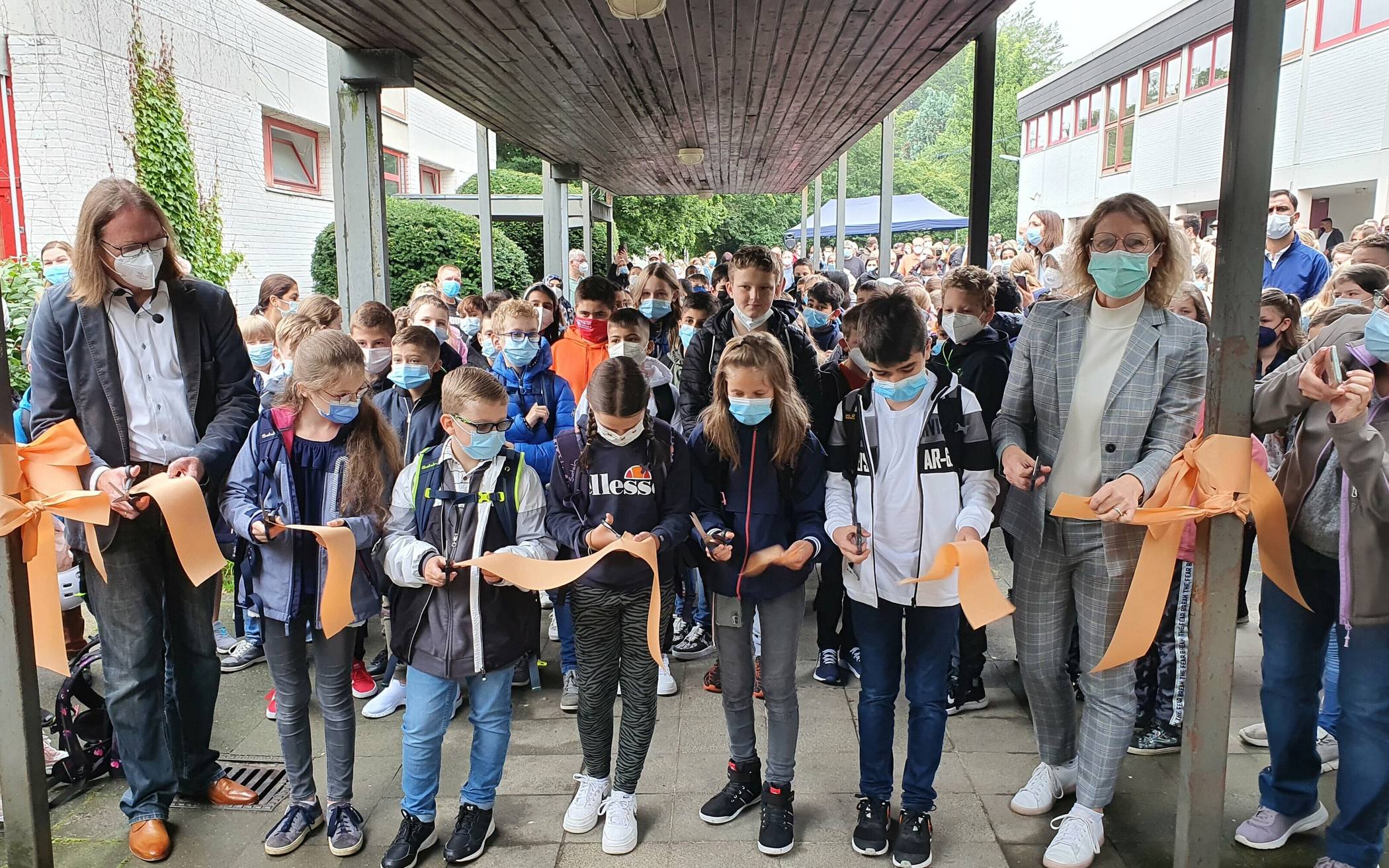  Der große Moment: Bürgermeisterin Sandra Pietschmann, Kinder und Schulleiter Matthias Messing zerschneiden das Band und eröffnen die neue Gesamtschule Mettmann. 