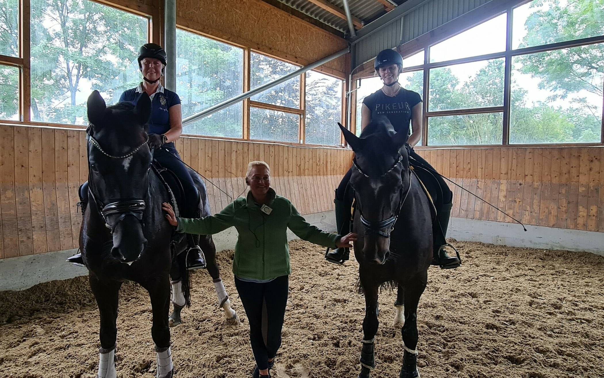  (v.li.) Sandra Detering  mit "Hip Hop", Trainerin Pucki Thomas und Lisa Malin Schöning mit "Der kleine Don". 