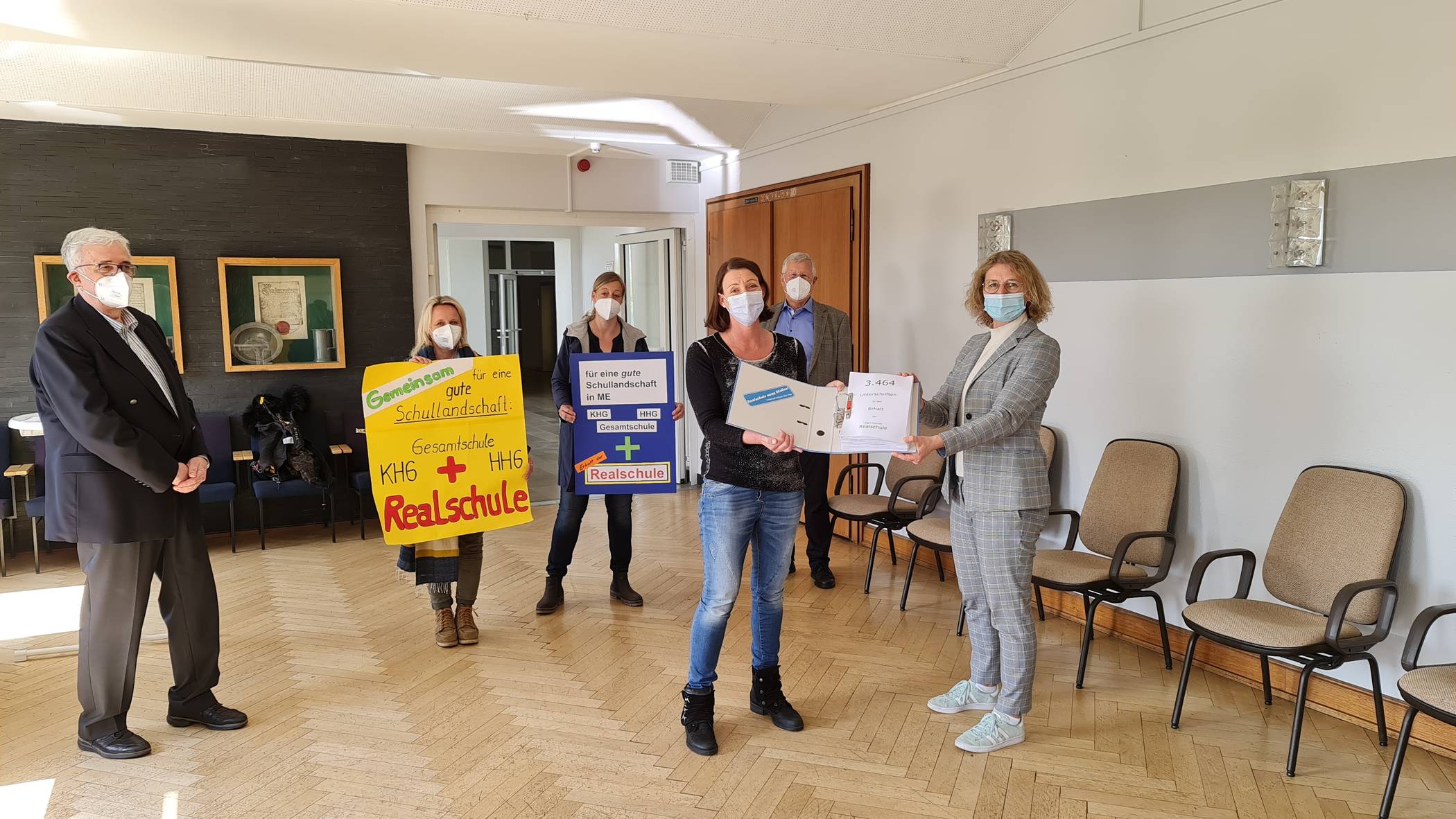  Die Initiative für den Erhalt der Realschule bei der Übergabe der von ihr gesammelten Unterschriften an Bürgermeisterin Sandra Pietschmann (rechts). 
