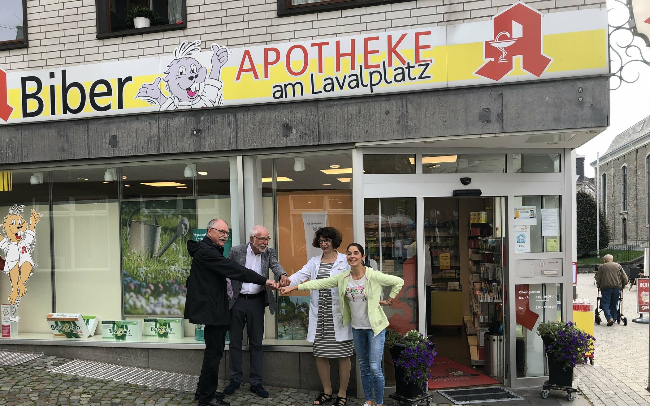 Spendenübergabe vor der Apotheke.&#x21e5;Foto: privat