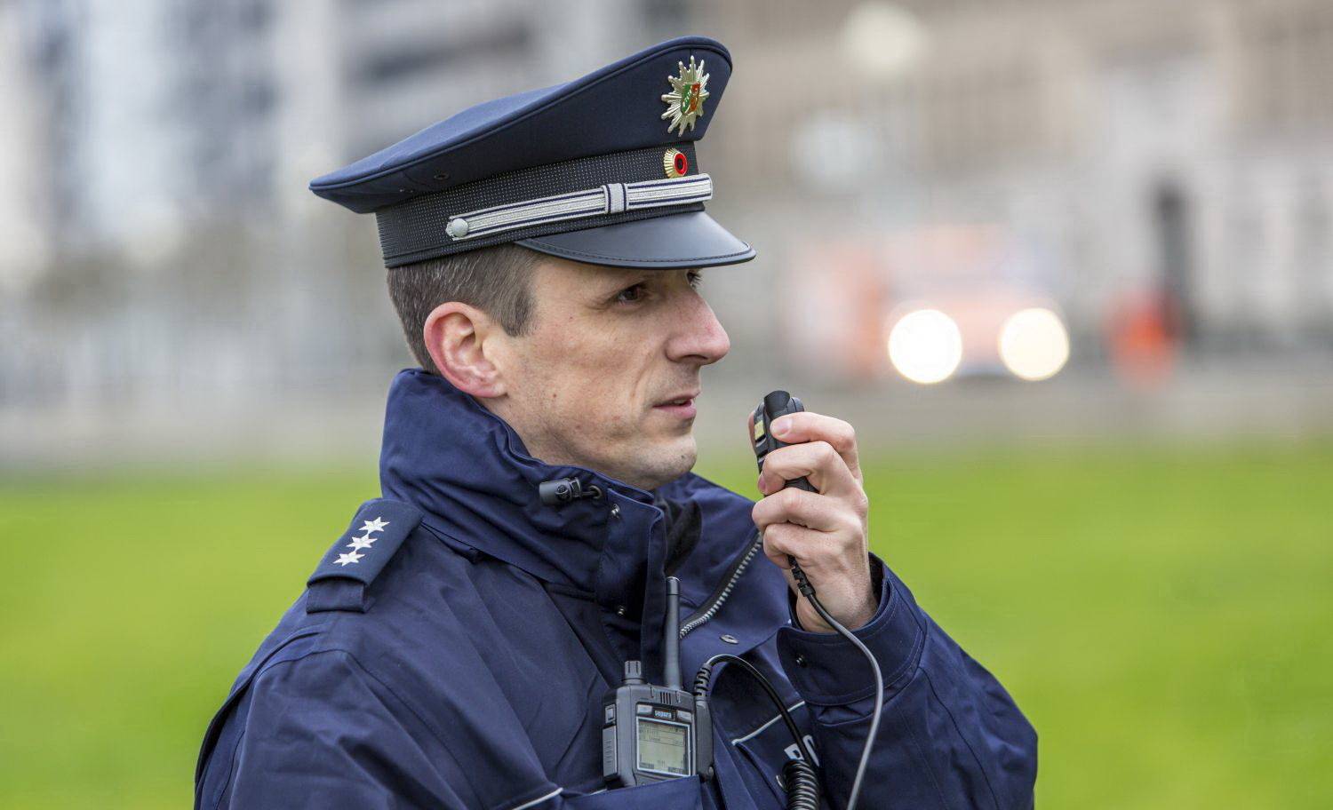  Die Polizei bietet ihren Mitarbeitern abwechslungsreiche Tätigkeiten, einen sicheren Job und ein geregeltes Einkommen. 
  