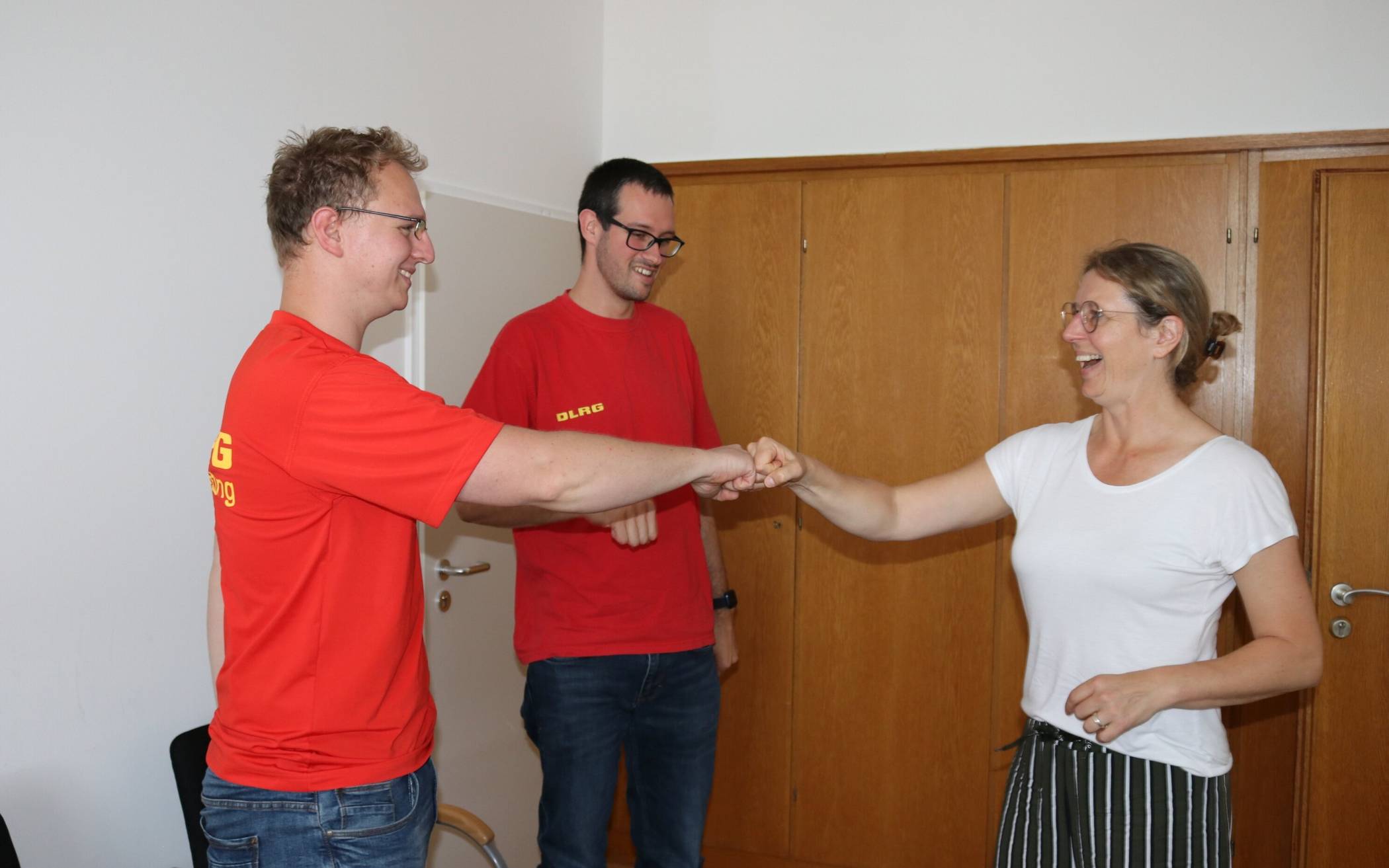  Bürgermeisterin Sandra Pietschmann bedankt sich bei den Mettmannern Christian Muche (l.) und Robin Hillen, die für die DLRG im Hilfseinsatz nach der Unwetterkatastrophe Mitte Juli im Rhein-Sieg-Kreis waren. 
