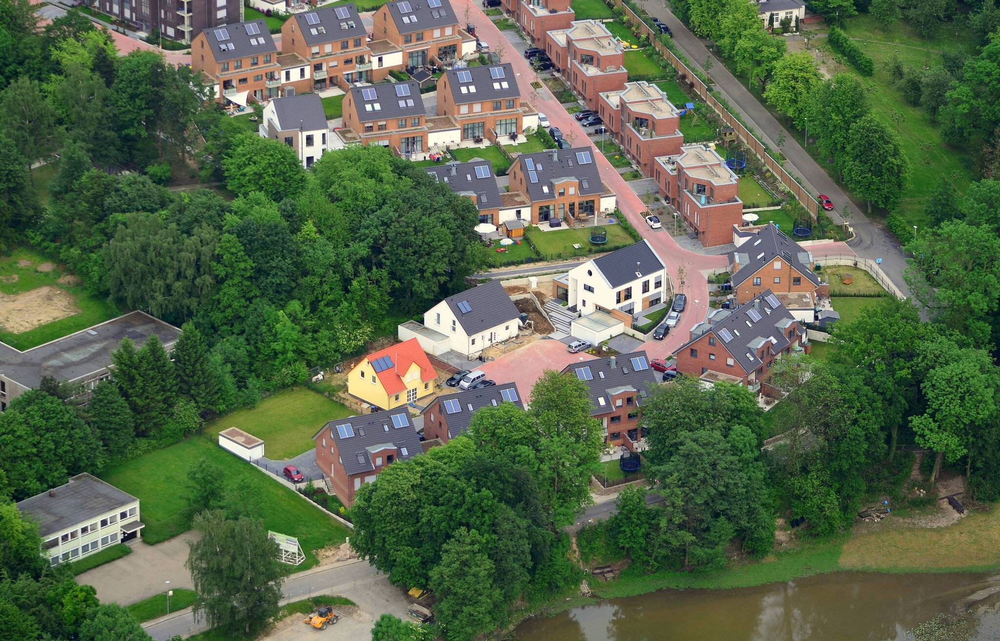  Siedlung am Stadtwald in Mettmann: Viel Versiegelung in Form von privaten Stellplätzen und Garagen.  