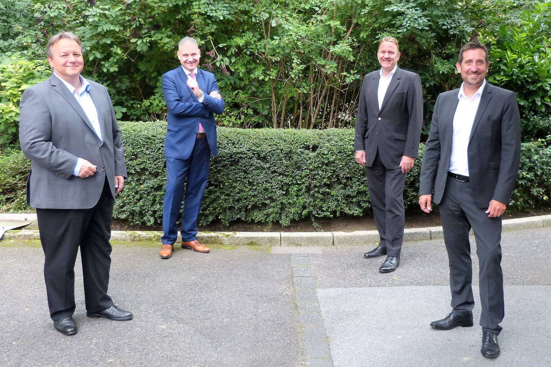  Freuen sich über den gut gefüllten Spendentopf für die Vereine in der Region: Gebietsdirektoren Thomas Döring und Thomas Meuser (l. u. r.) sowie Prof. Dr. Svend Reuse, Vorstandsmitglied (2. v. l.) und Christoph Wintgen, Vorstandsvorsitzender der Kreissparkasse Düsseldorf (3. v. l.) 