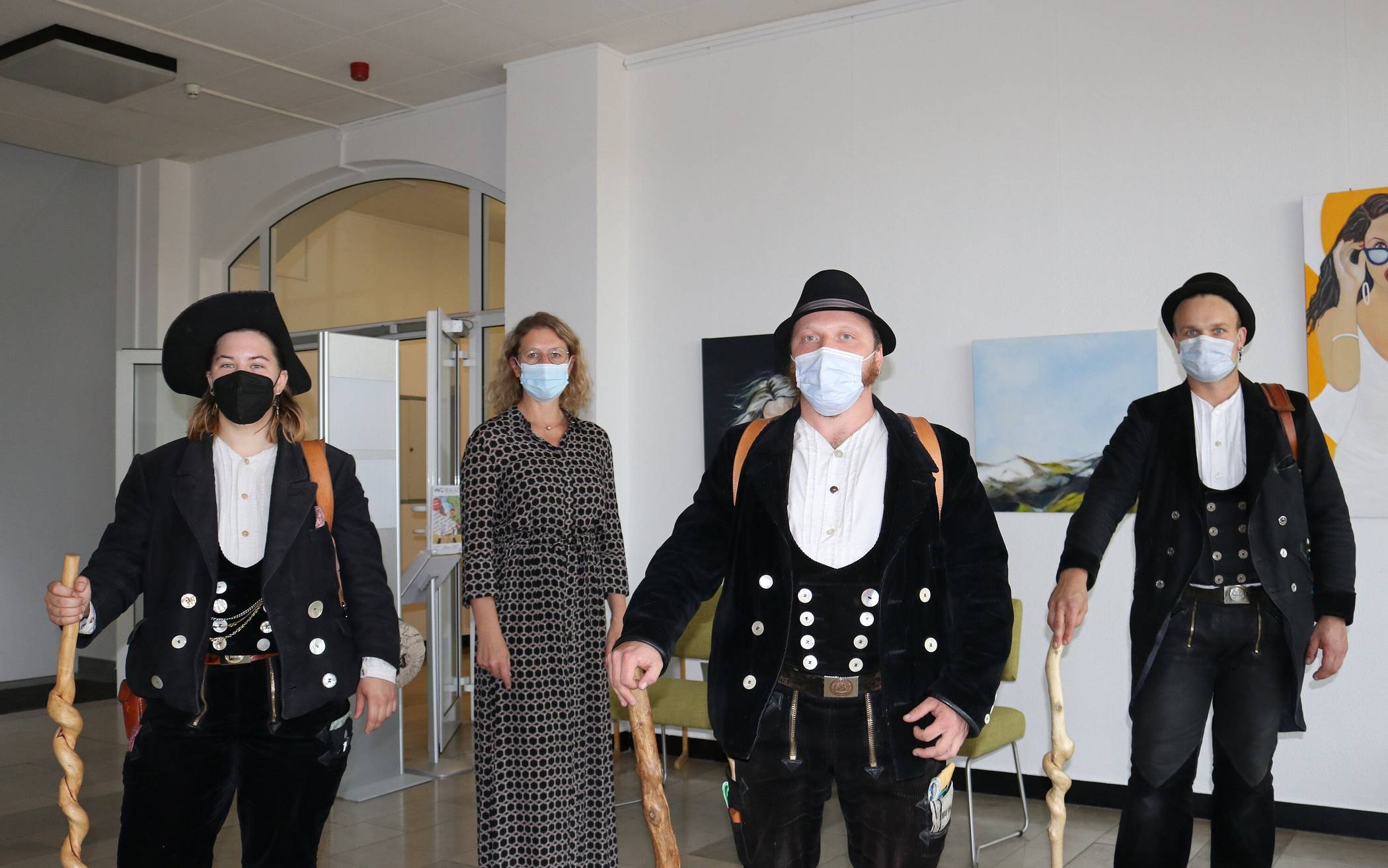  Tischlerin Leonie, Bootsbauer Lukas (r.) und Zimmerer Moritz besuchten Bürgermeisterin Sandra Pietschmann. 