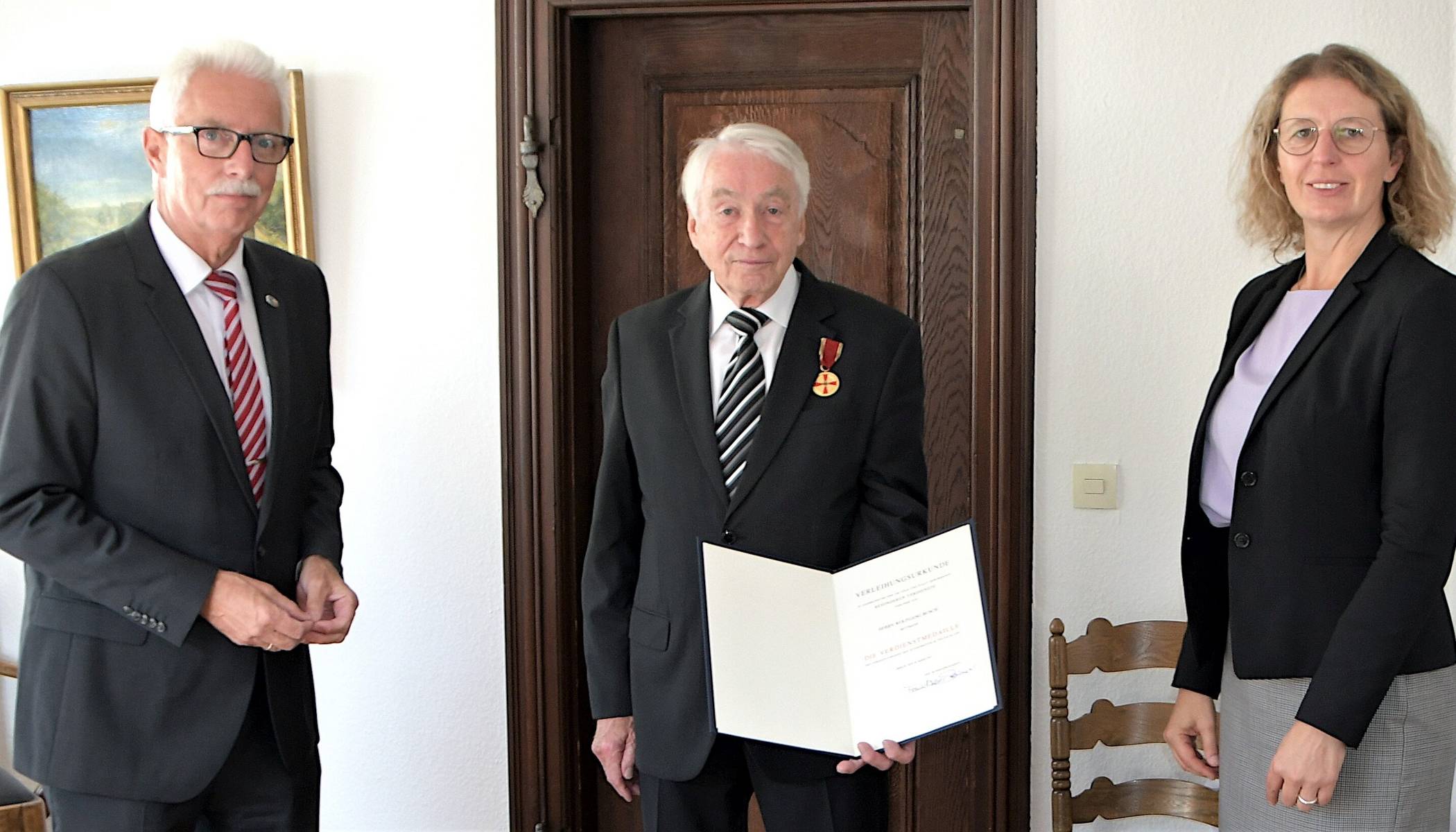  Bundesverdienstorden für Wolfgang Busch, Mettmann. Landrat Thomas Hendele und die Mettmanner Bürgermeisterin Sandra Pietschmann gratulieren. 