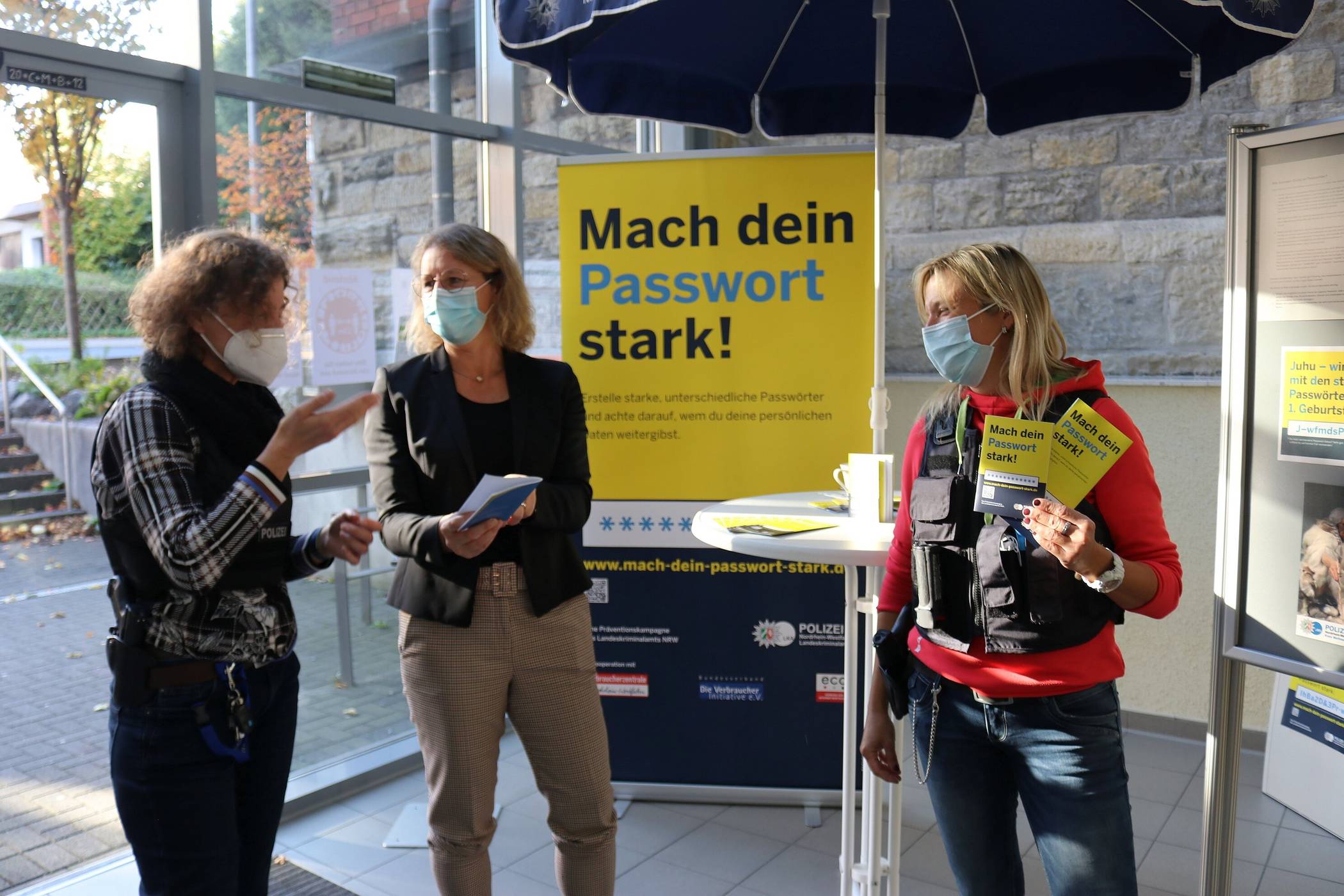  Die Kripobeamtinnen Stefanie Lösing (l.) und Ilka Steffens (r.) im Gespräch mit Bürgermeisterin Sandra Pietschmann. 
  