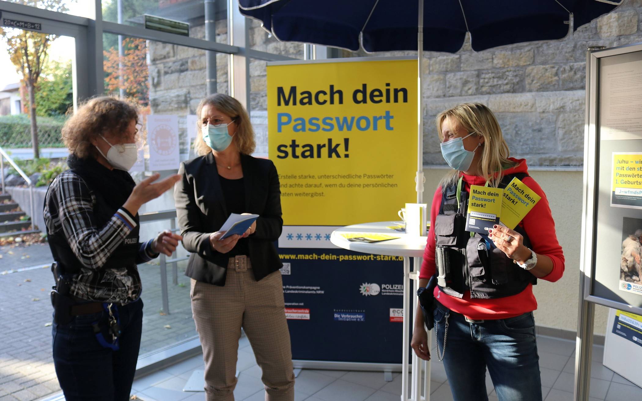  Die Kripobeamtinnen Stefanie Lösing (l.) und Ilka Steffens (r.) im Gespräch mit Bürgermeisterin Sandra Pietschmann. 
  