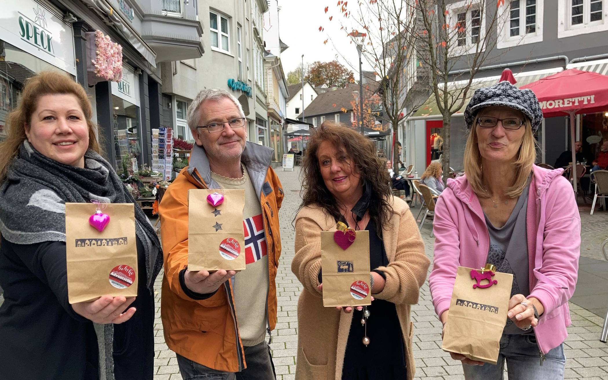  Die Kaufleute Cora Fuchs, Frithjof Nentwig, Gabriela Schäfer und Martina Michalke (von links) präsentieren die Adventstüten. Darin enthalten sind kleine Geschenke für Kundinnen und Kunden. Die im letzten Jahr schon erfolgreiche Aktion findet nun ihre Fortsetzung. Am 8. November geht’s los. 