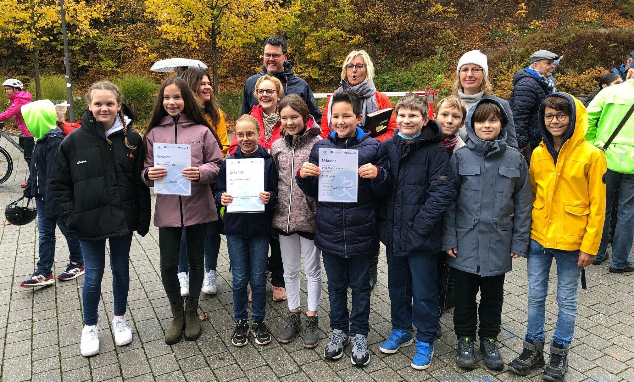  Auch Schülerinnen und Schüler des Konrad-Heresbach-Gymnasiums wurden von Bürgermeisterin Sandra Pietschmann für ihre Teilnahme am Stadtradeln ausgezeichnet.  