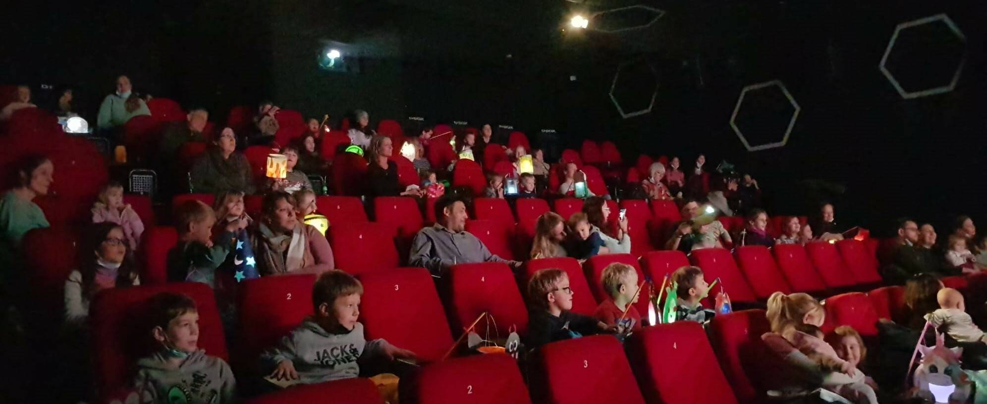  Tolle Atmosphäre beim Martinssingen im Weltspiegel Kino. 