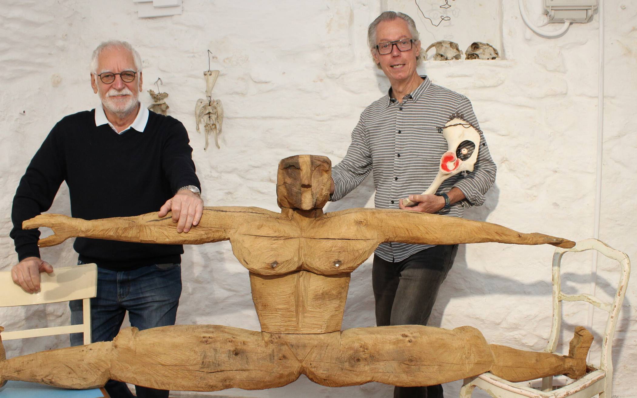  Lothar Weuthen und Jürgen Brockerhoff mit einem der Prunkstücke der Ausstellung: „Athletin im Spagat“. 
  