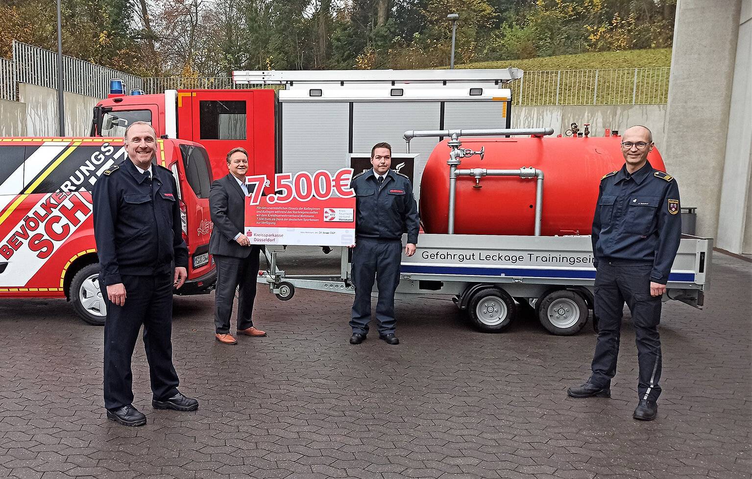  Übergabe der Sonderspende der deutschen Sparkassen an der Kreisfeuerwehrverband Mettmann: (v.li.) Guido Vogt, Thomas Döring, Markus Kühn und René Schubert. 