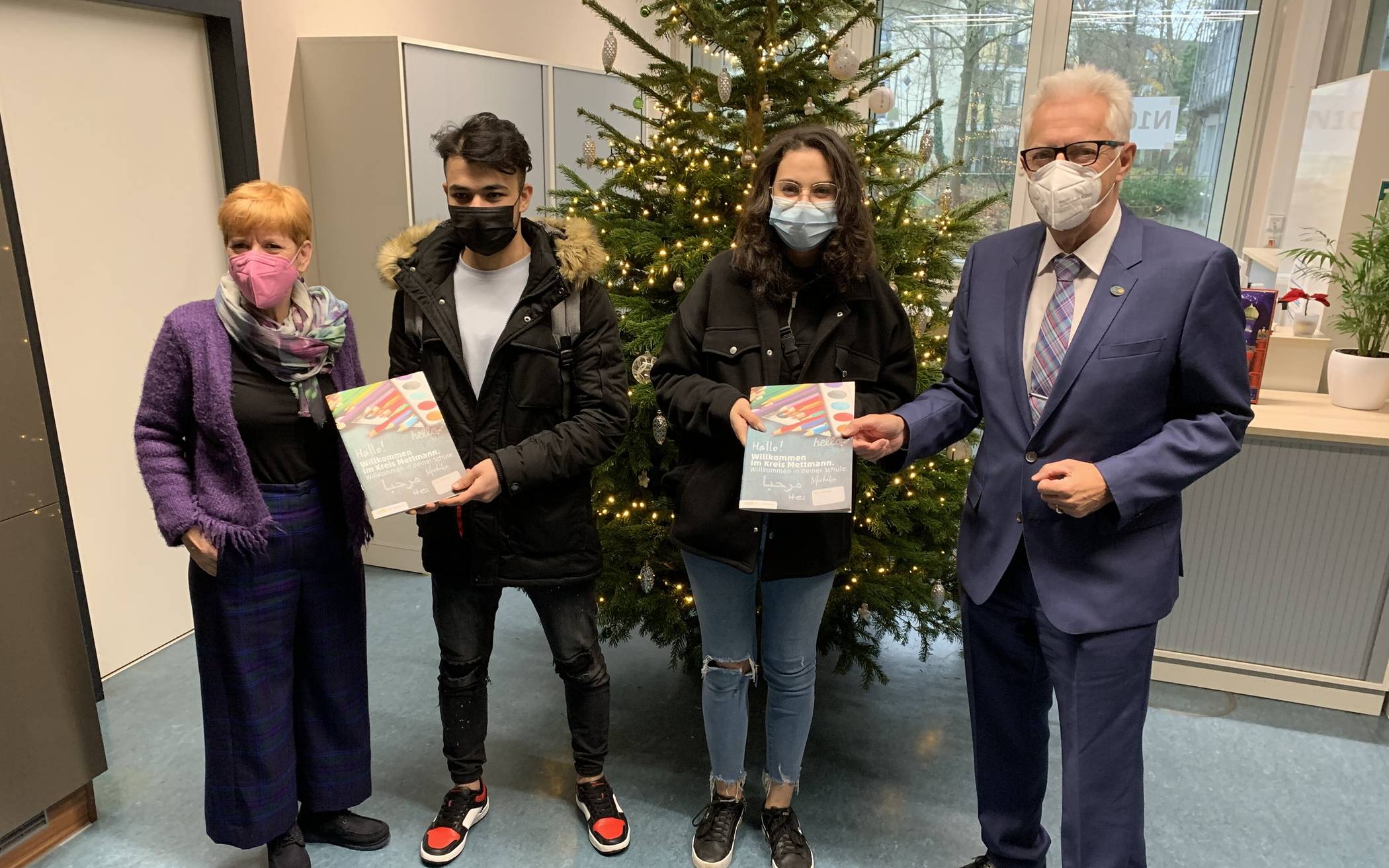  (v.li.)  Schulaufsichtsbeamtin Heike Meis, Huseein Al Hami, Selin Kaymaz und Landrat Thomas Hendele. 
