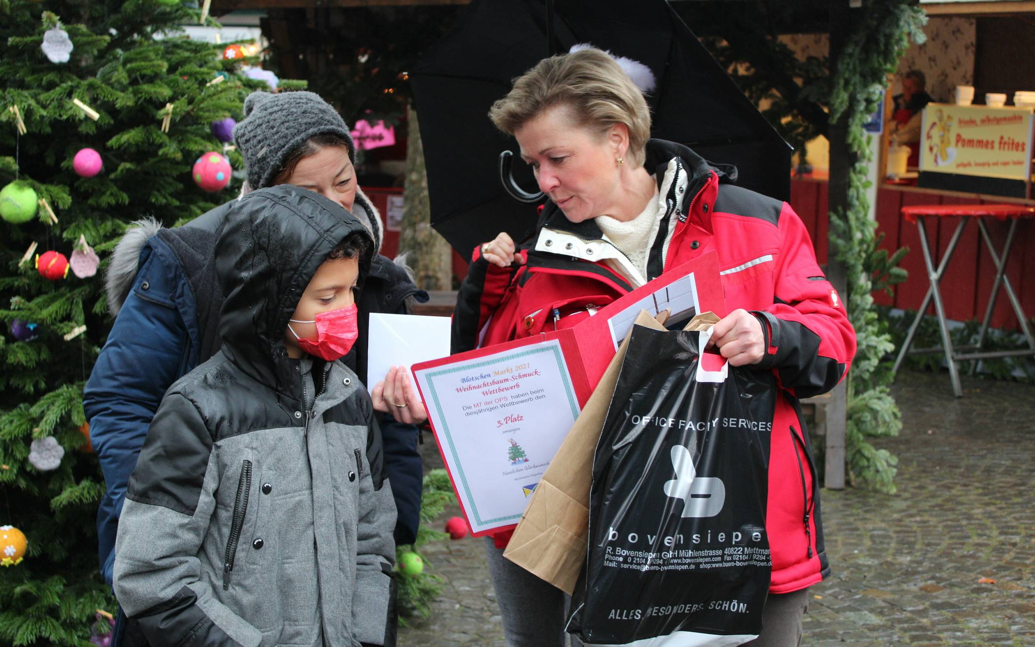  Solveig Clausen (rechts) bei der Übergabe der Preise für den Tannenbaumschmuck-Wettberwerb, bei dem die 2 d der Grundschule am Neandertal den 1. Preis gewonnen hat, vor den OGATA-Gruppen Erdmännchen und Faultiere sowie der OPS M7 und S5 der Hans-Helmich-Schule. 