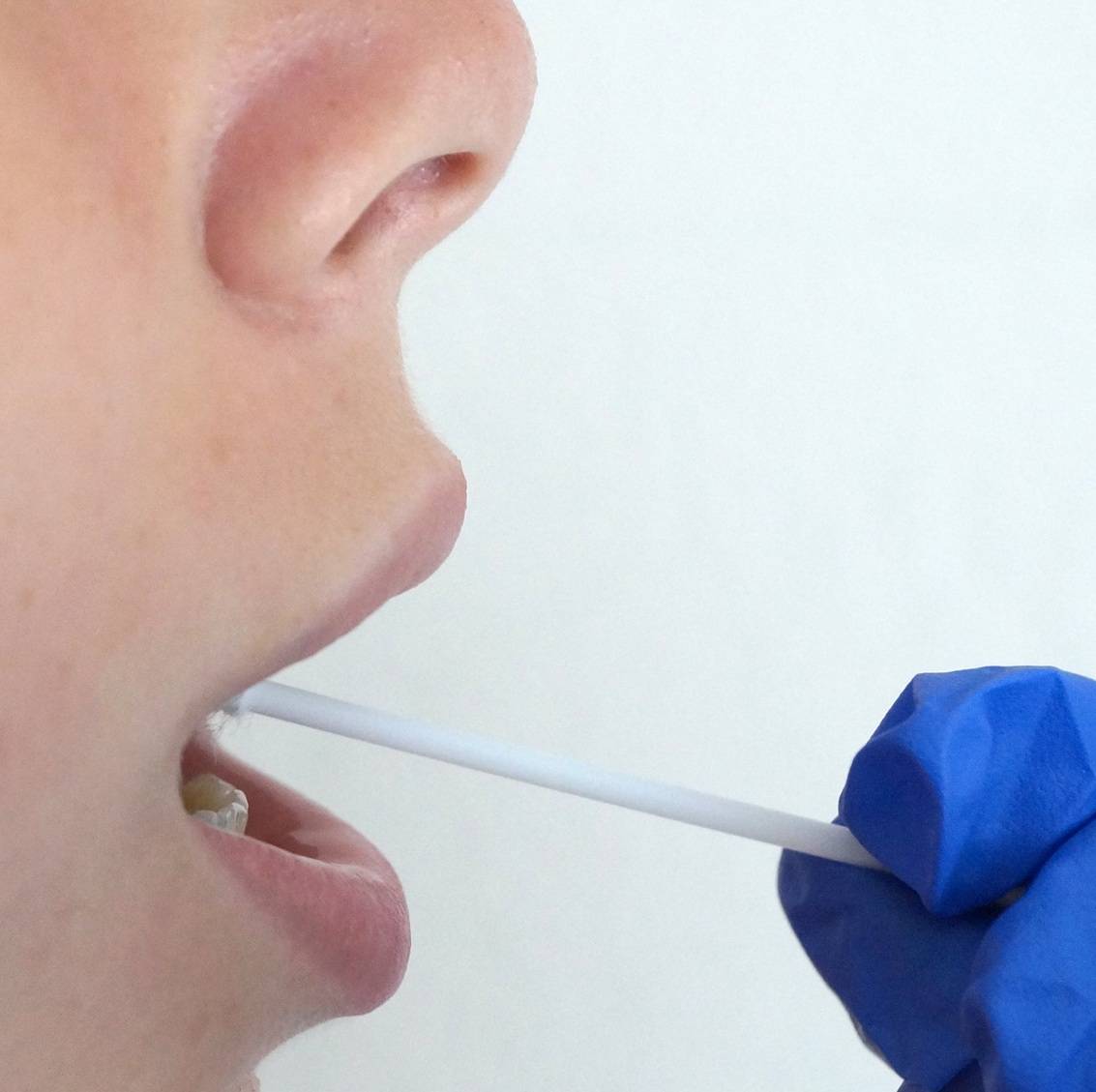  Kinder in Kitas werden mit sogenannten Lolli-Tests getestet. 