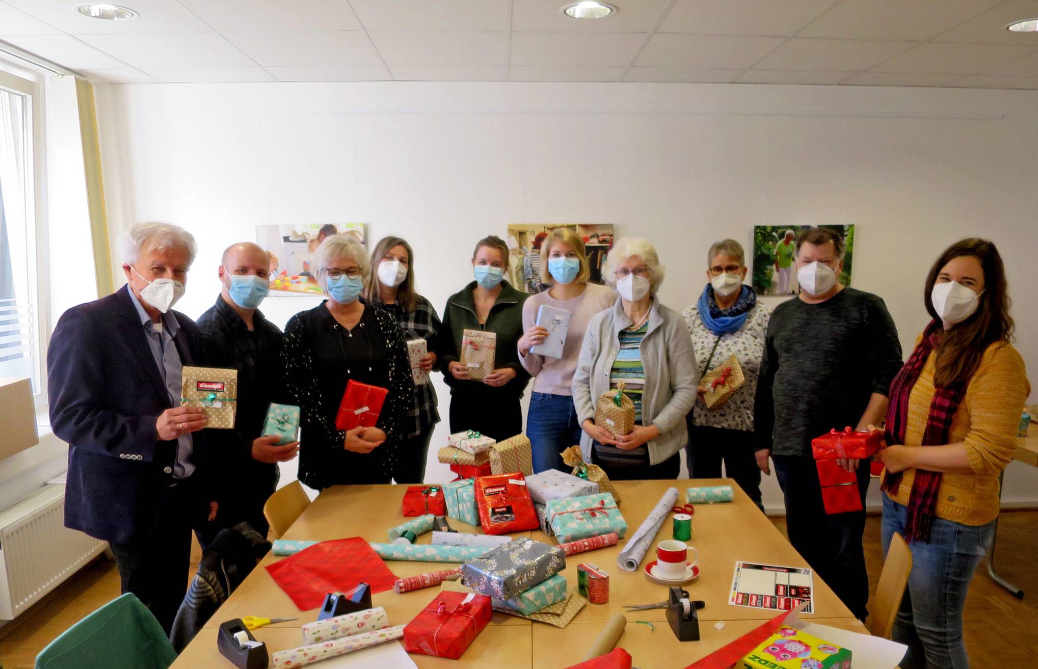  Integrationsrat und Caritas haben für 107 Kinder, die in den vier Mettmanner Unterkünften für Geflüchtete leben, kleine Aufmerksamkeiten zum Weihnachtsfest verpackt.             