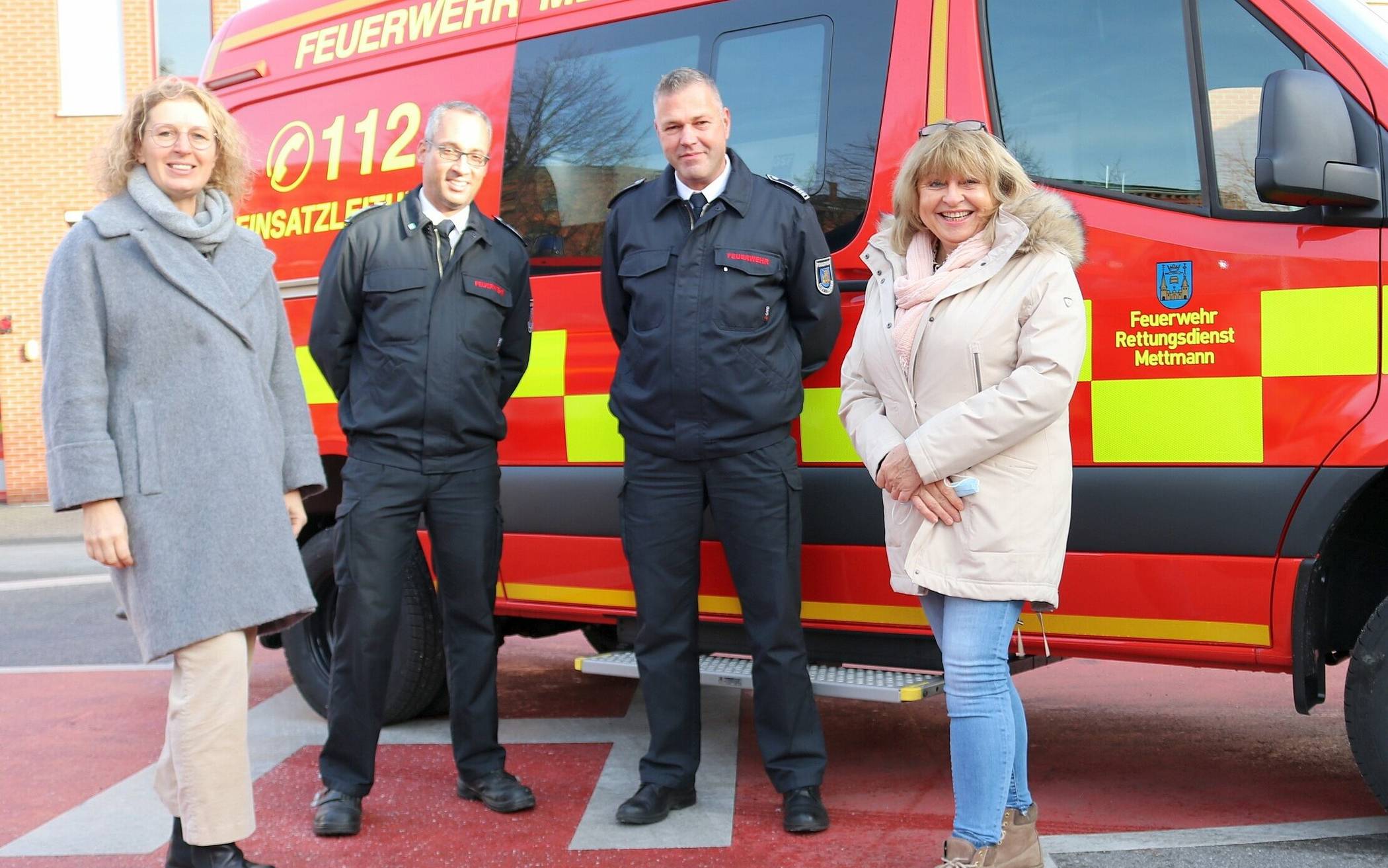  Bürgermeisterin Sandra Pietschmann, Marco Zerweiss, Leiter der Feuerwehr, Marcus Wolff, stellvertretender Leiter des Amtes für Feuerschutz und Rettungswesen, und Kämmerin Veronika Traumann (von links) haben den neuen Einsatzleitwagen in Dienst gestellt.  