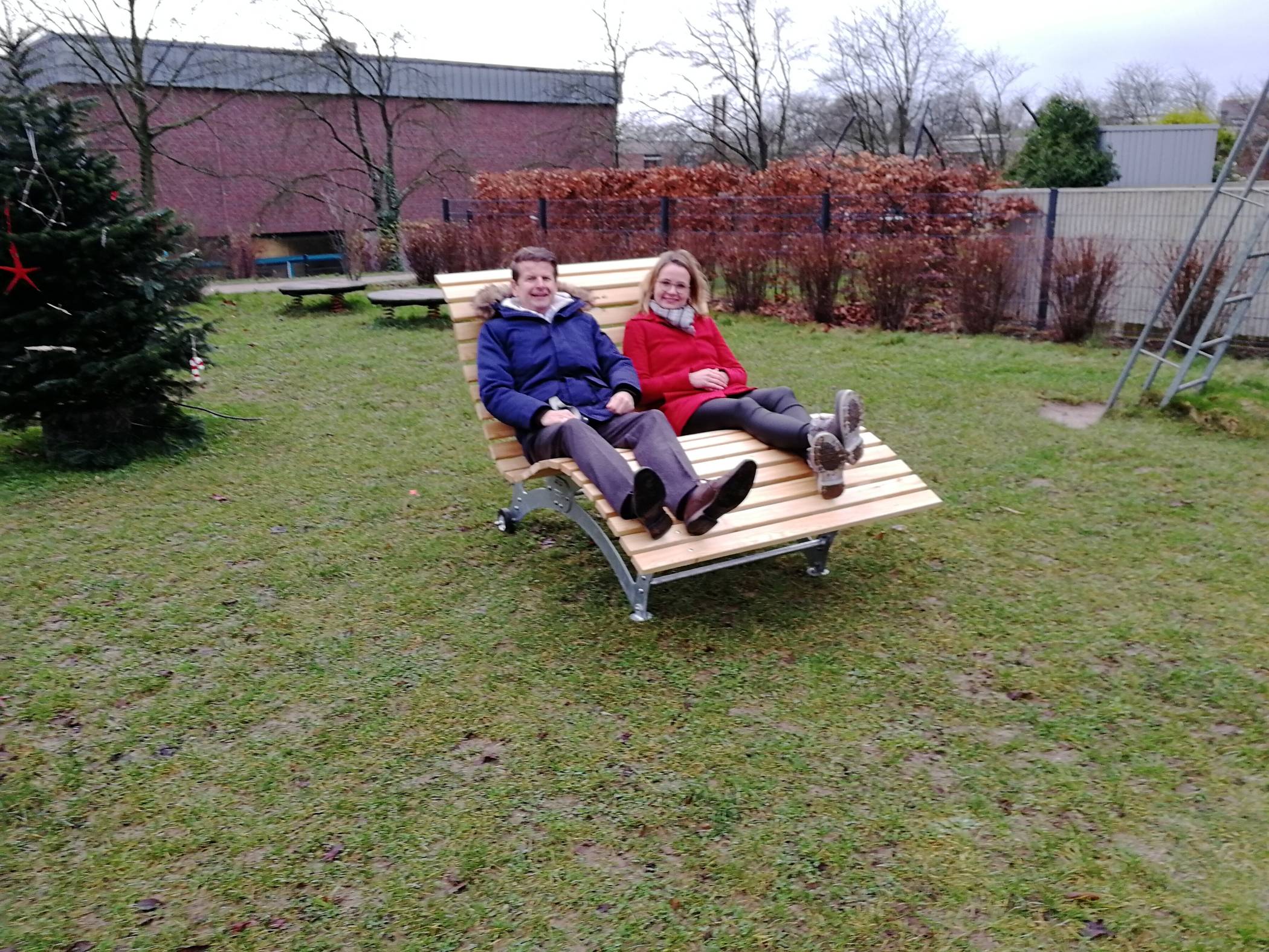  Ein urgemütliches Plätzchen: die neue Doppelliege auf dem Spielplatz am Mühlenteich. 
  
