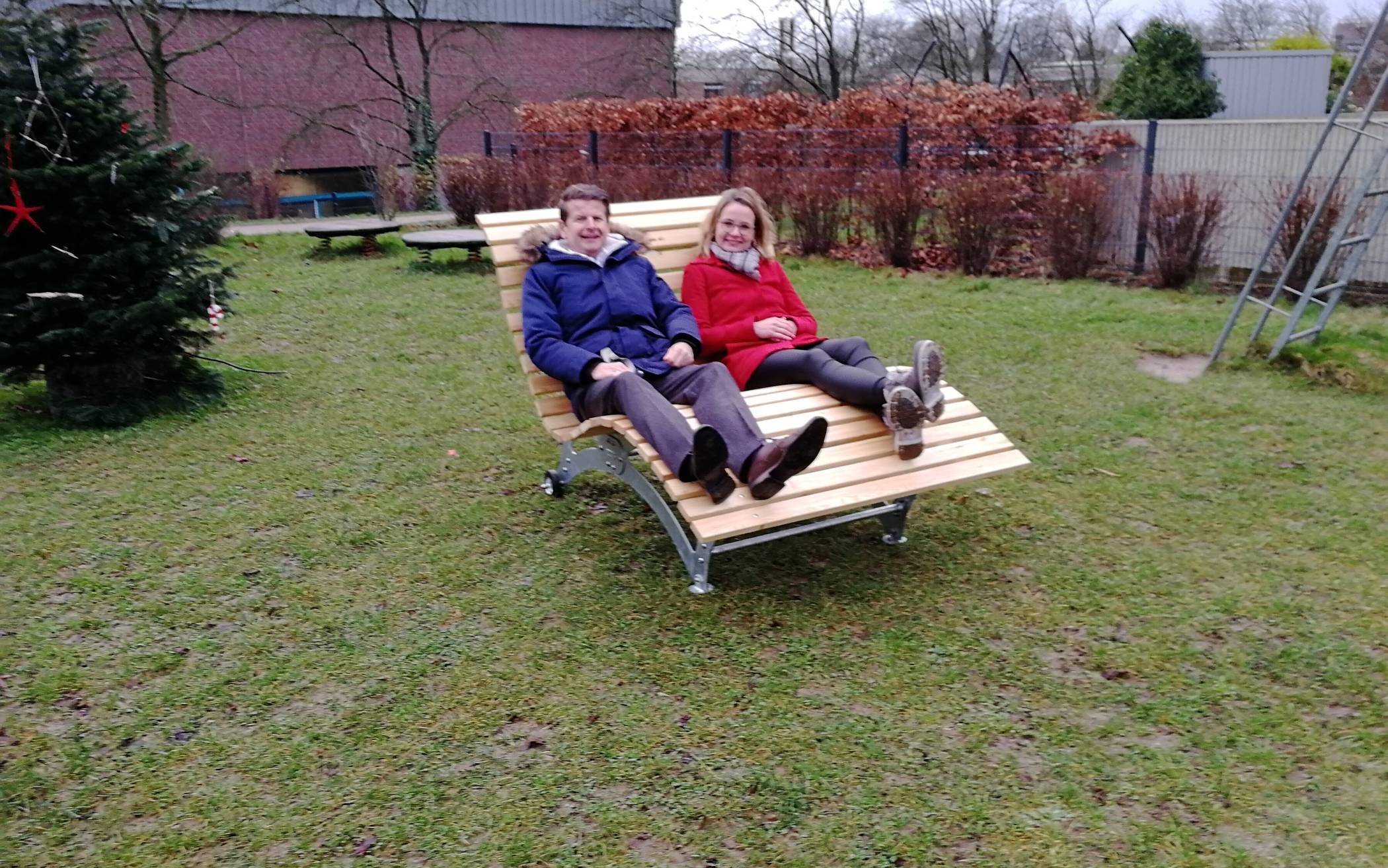  Ein urgemütliches Plätzchen: die neue Doppelliege auf dem Spielplatz am Mühlenteich. 
  