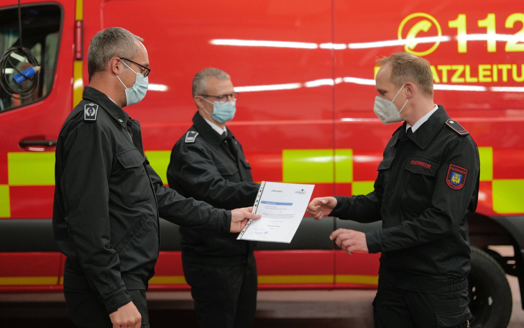  Urkundenübergabe an den „frischgebackenen“ Oberbrandmeister Dennis Kuhl (v.l. Marco Zerweiss, Leiter der Feuerwehr Mettmann, Mike Heimbächer, Zugführer Löschzug 1, Dennis Kuhl). 