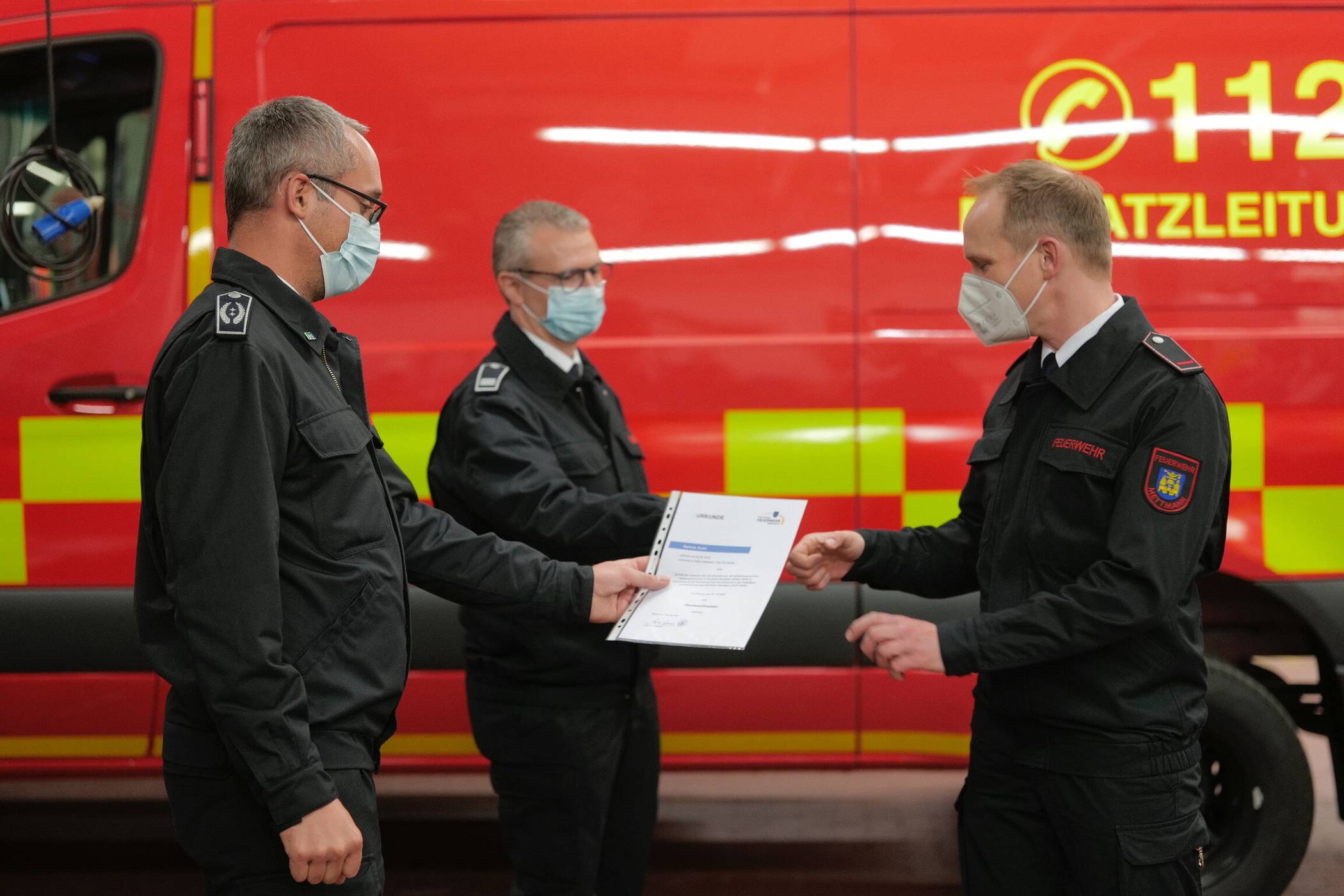  Urkundenübergabe an den „frischgebackenen“ Oberbrandmeister Dennis Kuhl (v.l. Marco Zerweiss, Leiter der Feuerwehr Mettmann, Mike Heimbächer, Zugführer Löschzug 1, Dennis Kuhl). 