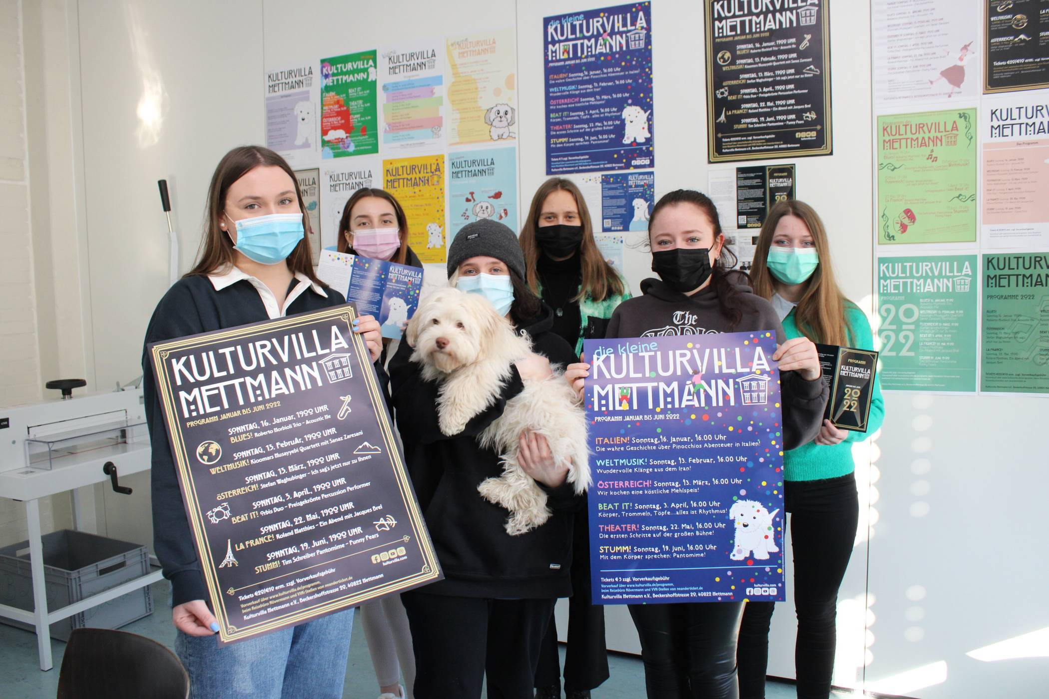  Schülerinnen des Berufskollegs mit den von ihnen gestalteten Plakaten für die Kulturvilla und Eddie, dem Vorbild für das neue Maskottchen der Kleinen Kulturvilla. 