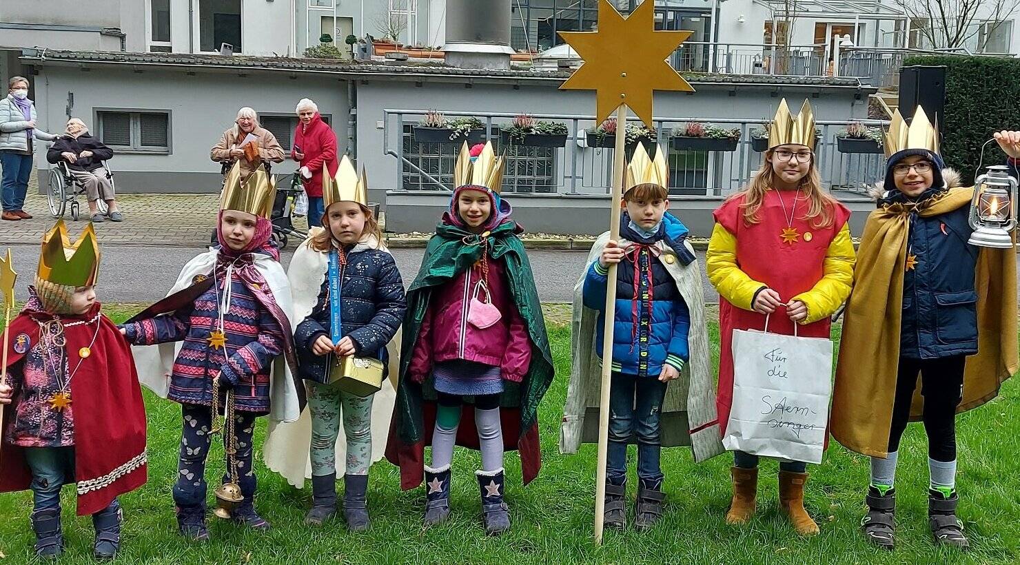 Sternsinger bringen Segen ins Altenheim