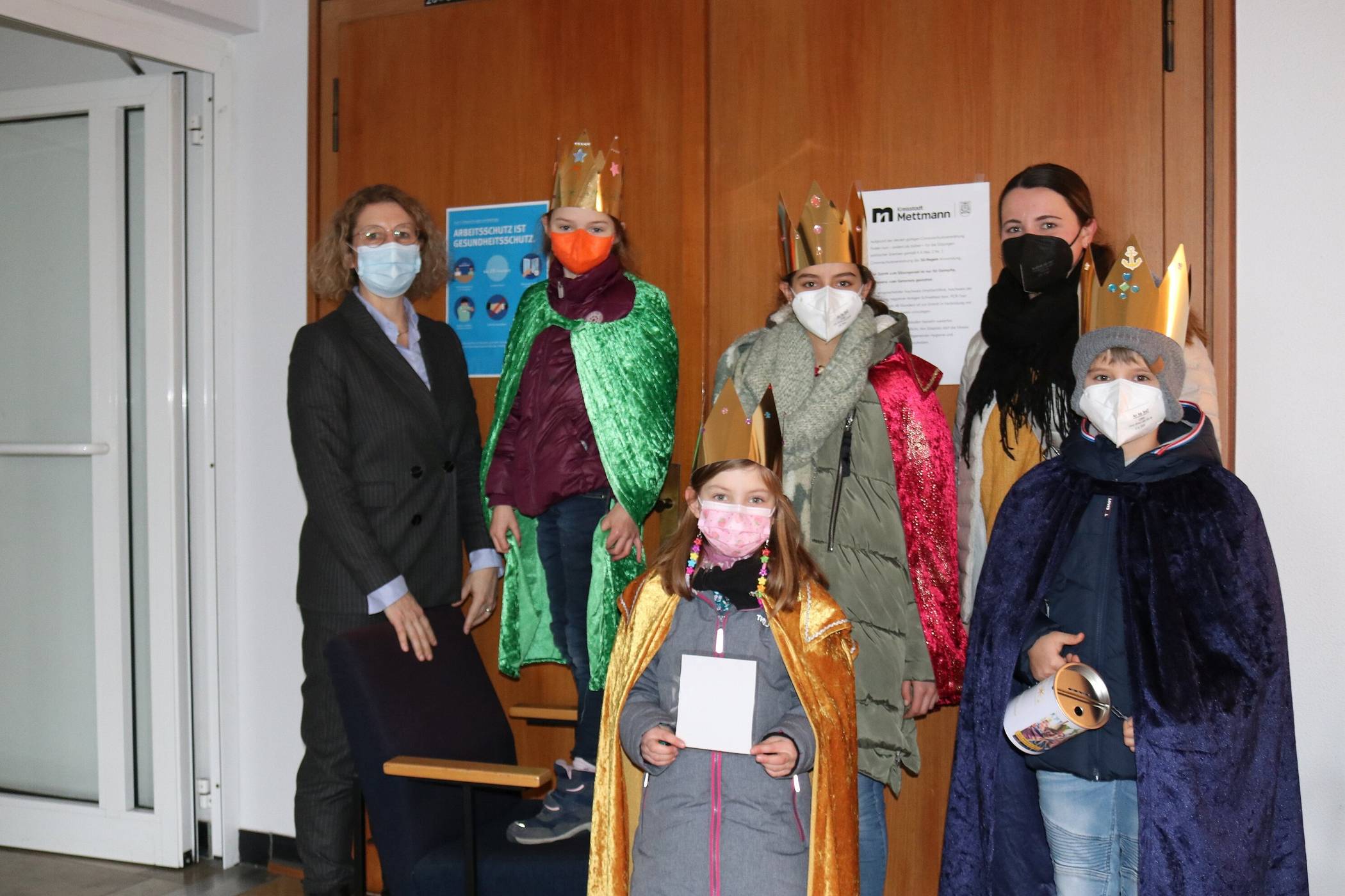  Bürgermeisterin Sandra Pietschmann mit den Sternsingern Nora, Clara, Mija und Mateo (v. l.) sowie Betreuerin Kim Döring.  