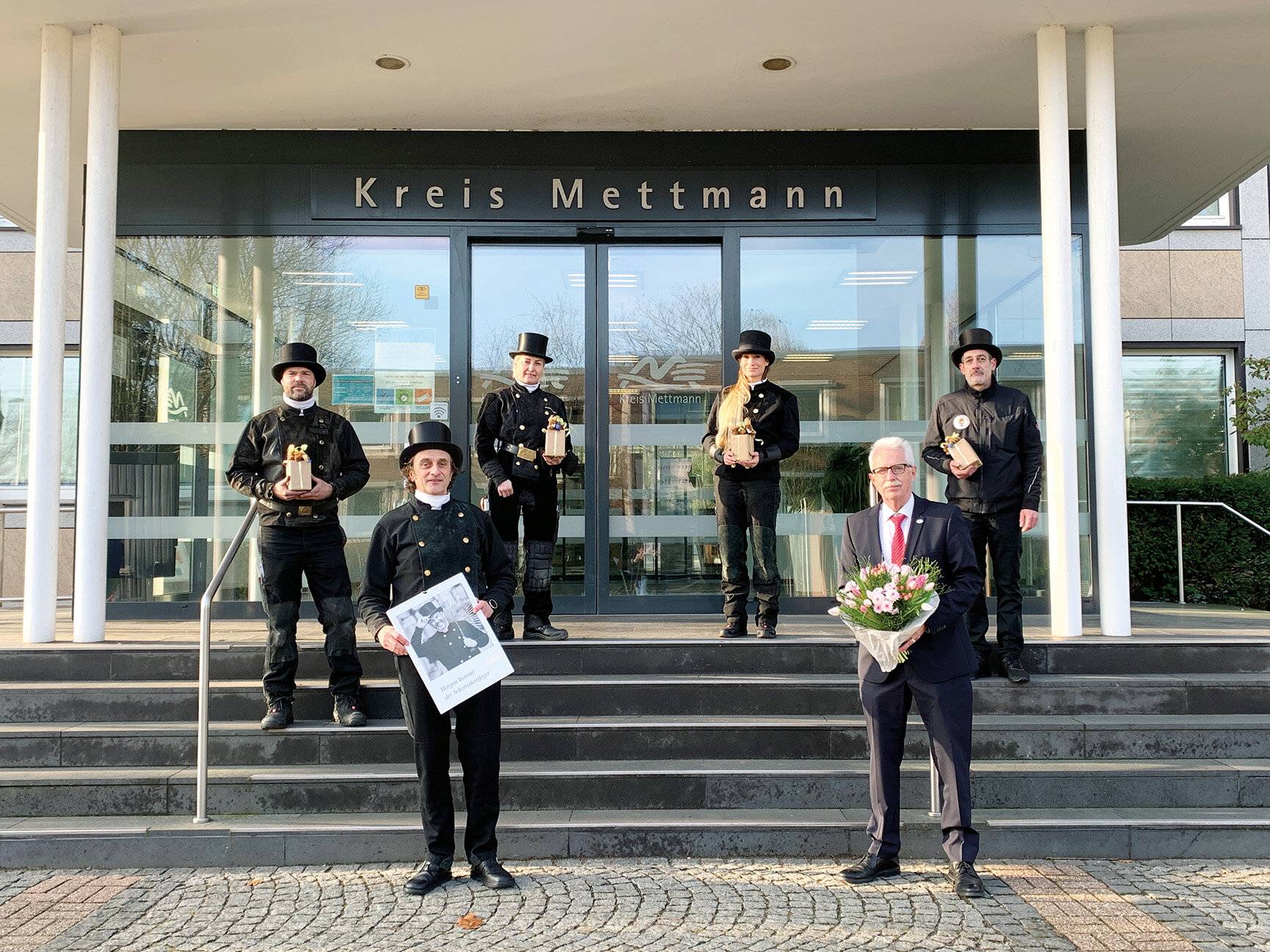 Traditioneller Besuch im Kreishaus: Schornsteinfeger wünschen Glück für 2022