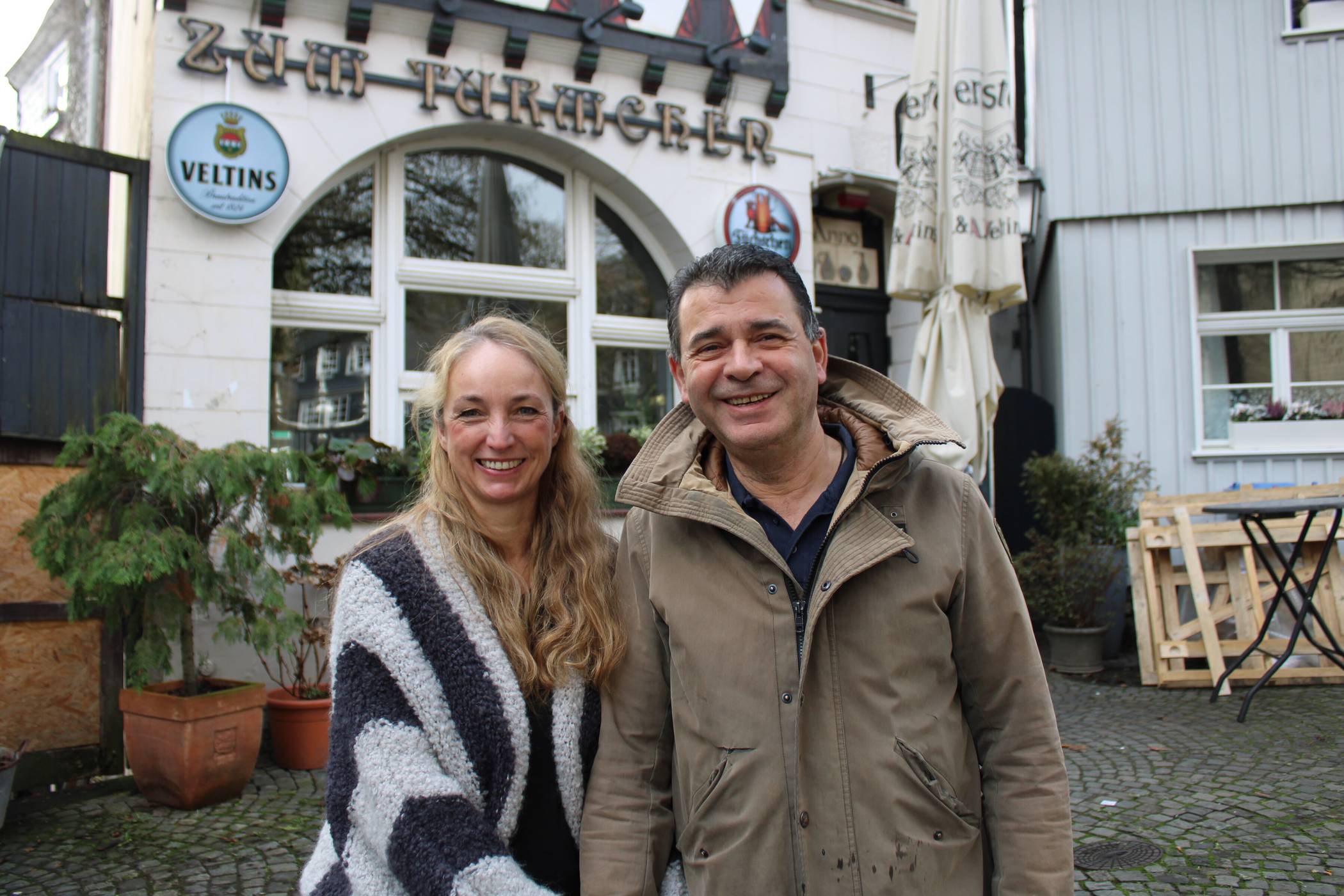 Guter Dinge: Heike und Niko Karagiannis vor ihrem Restaurant in der Oberstadt. 