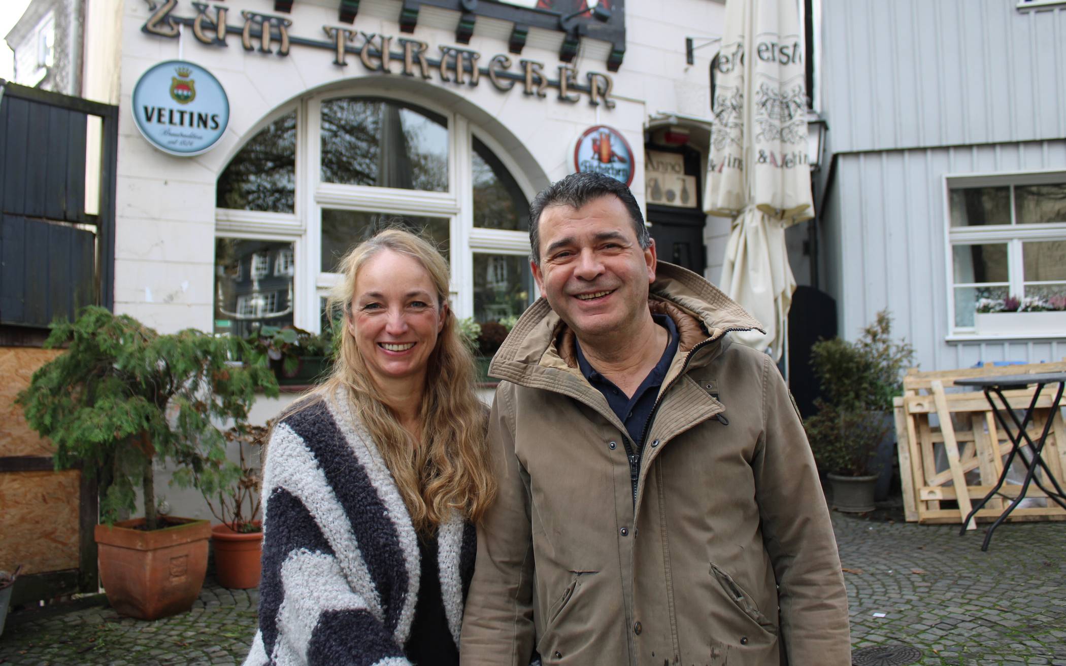  Guter Dinge: Heike und Niko Karagiannis vor ihrem Restaurant in der Oberstadt. 