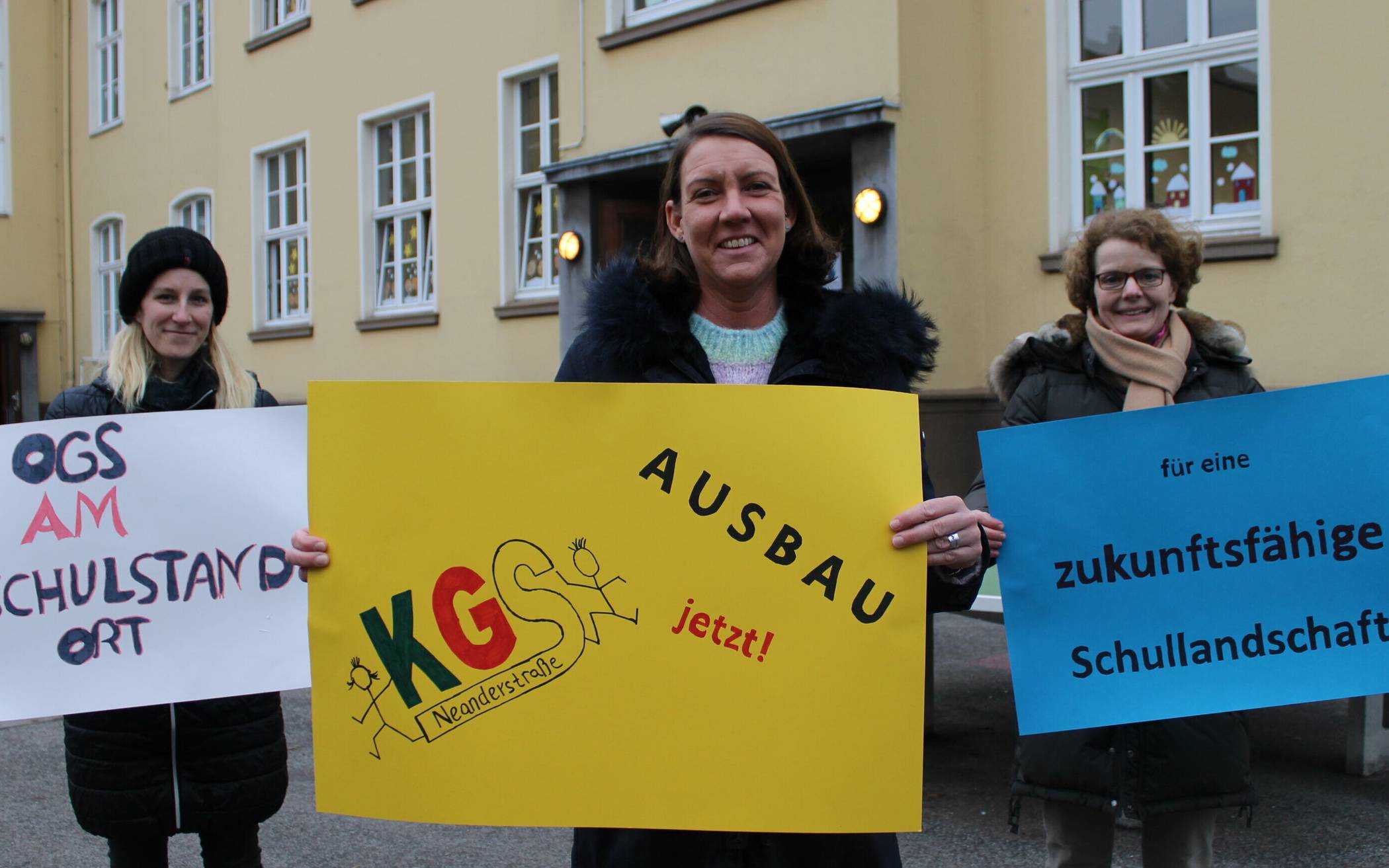  Von links: Carina Pail (Tochter Anna besucht die 1. Klasse der KGS),&nbsp; Schulpflegschaftsvorsitzende Dr. Regina Lenz (Sohn Niklas und Tochter Kira in der 1c) und ihre Stellvertreterin Sylvia Cisowski (Sohn Jacob in der 3 c und Tochter Julia in der 1c) setzen sich für einen möglichst baldigen Ausbau der Katholischen Grundschule in der Neanderstraße ein. 