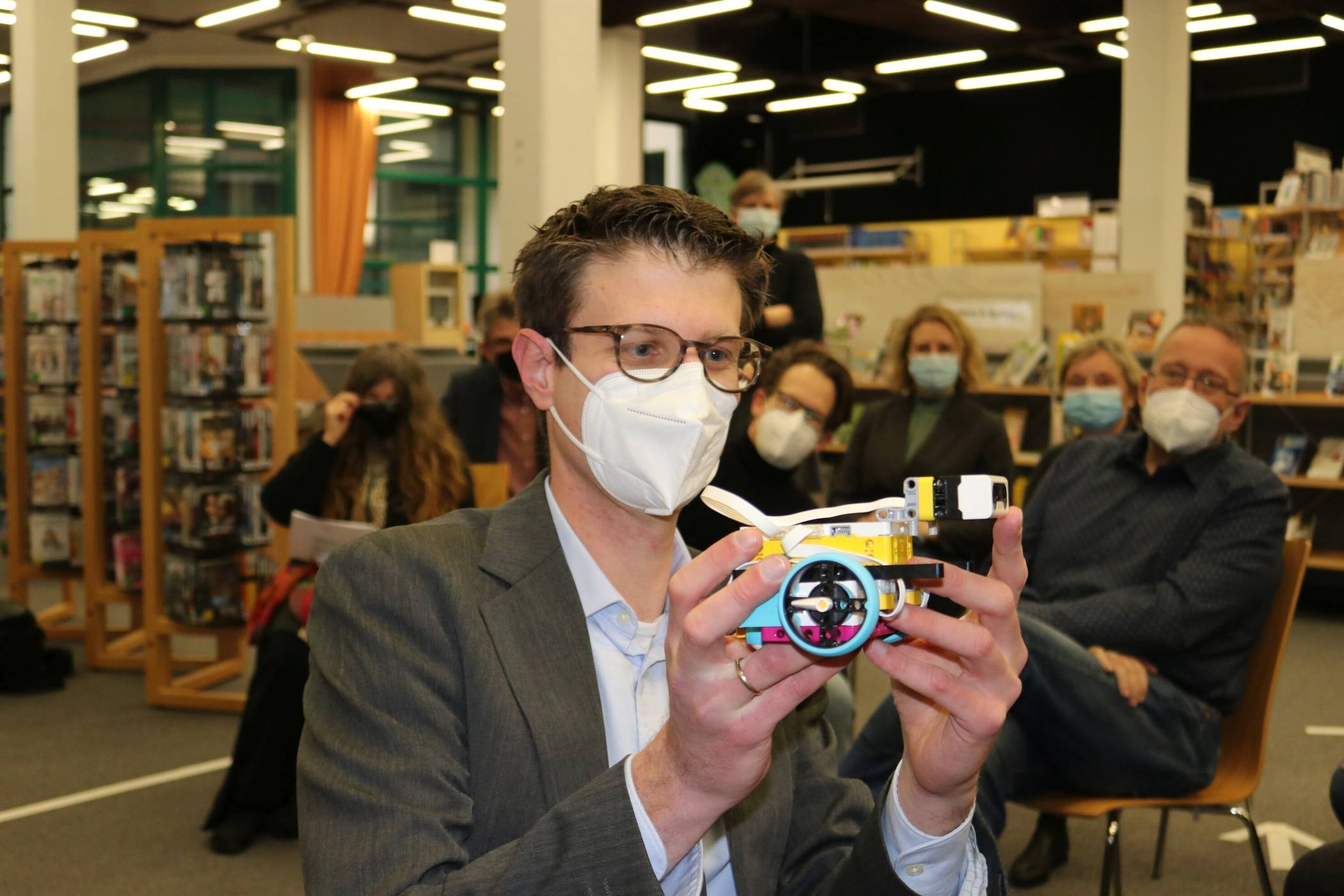  Marc Bertram, Geschäftsführer der Tech and Teach gGmbH, mit einem Lego-Roboter. Die Codingschule Junior des Unternehmens bietet kostenlose Robotik-Kurse in der Stadtbibliothek an. 