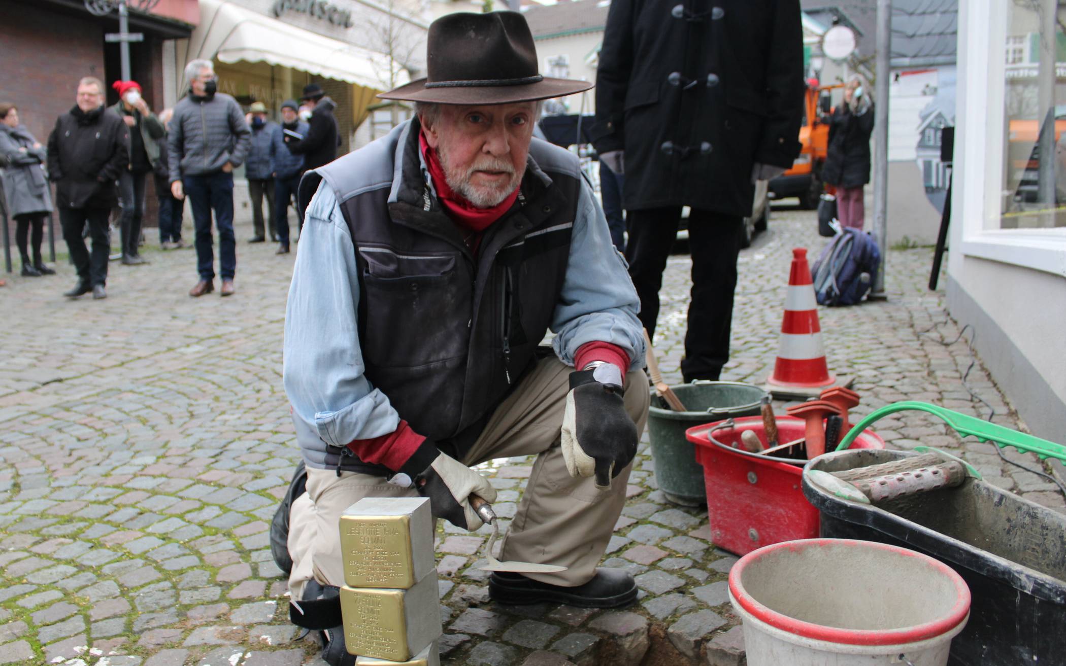 Der Künstler Gunter Demnig, der sein