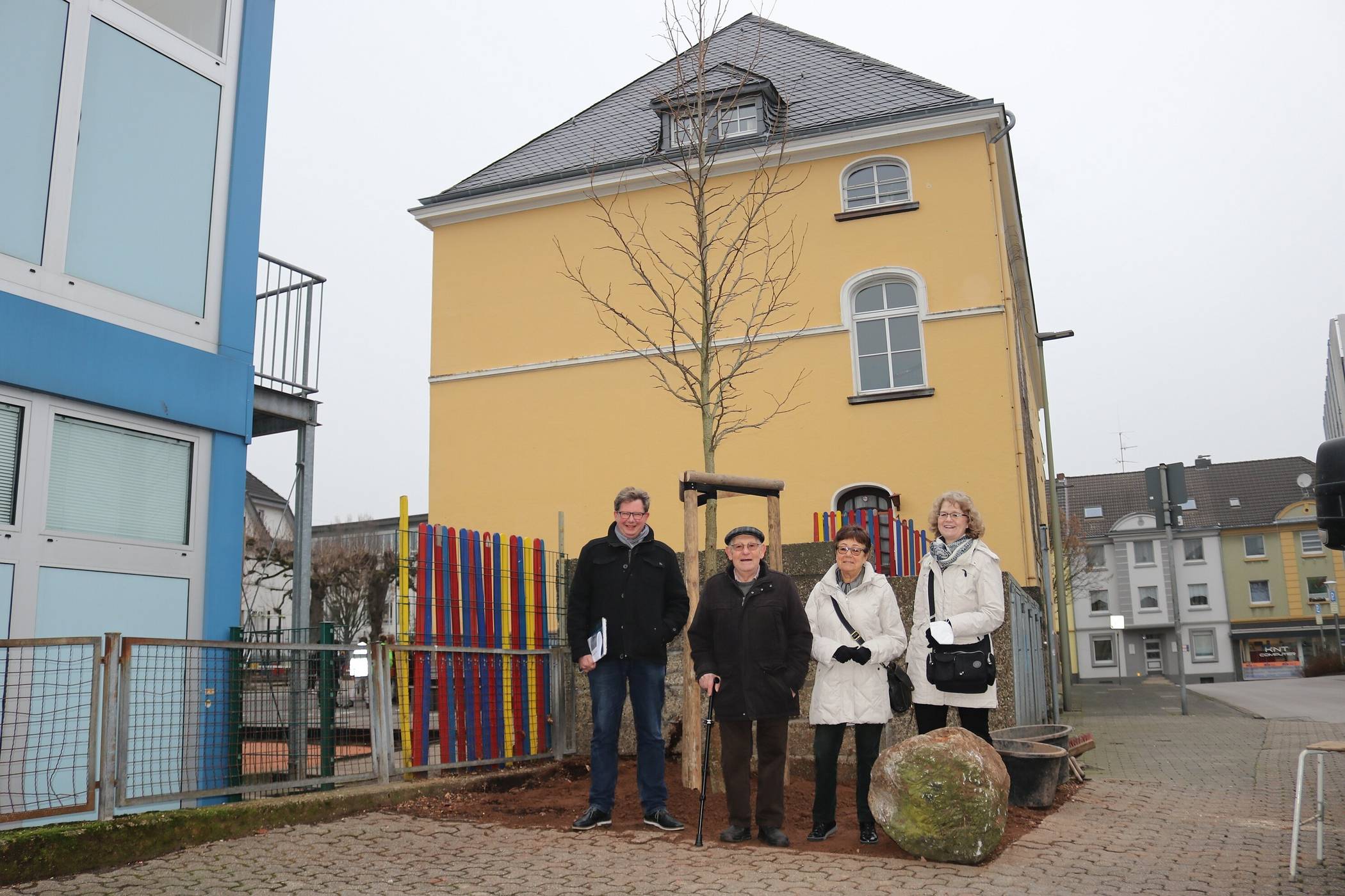  Ferdinand Ortmann (l./städtische Grünflächenabteilung) mit Hubert und Doris Speck sowie Petra Laube (r.), die Geld für zwei Bäume gespendet haben. 